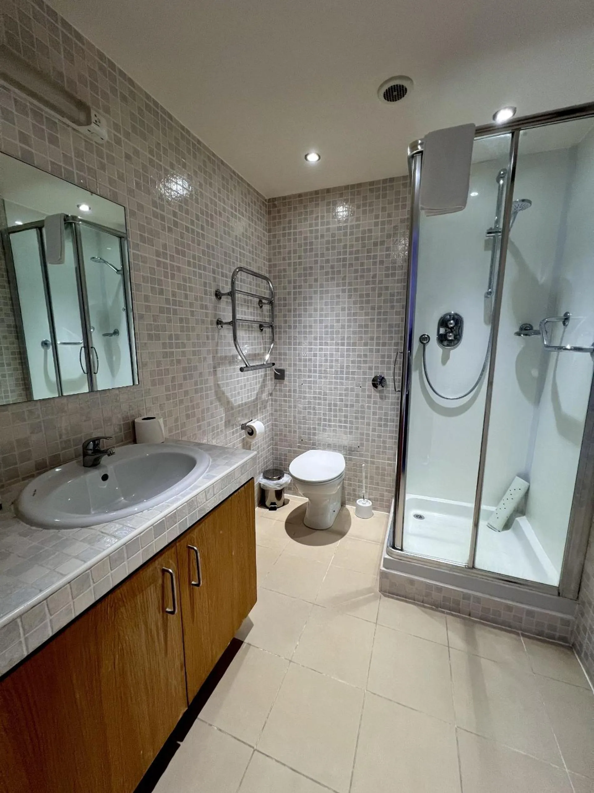 Shower in Cavendish Hotel