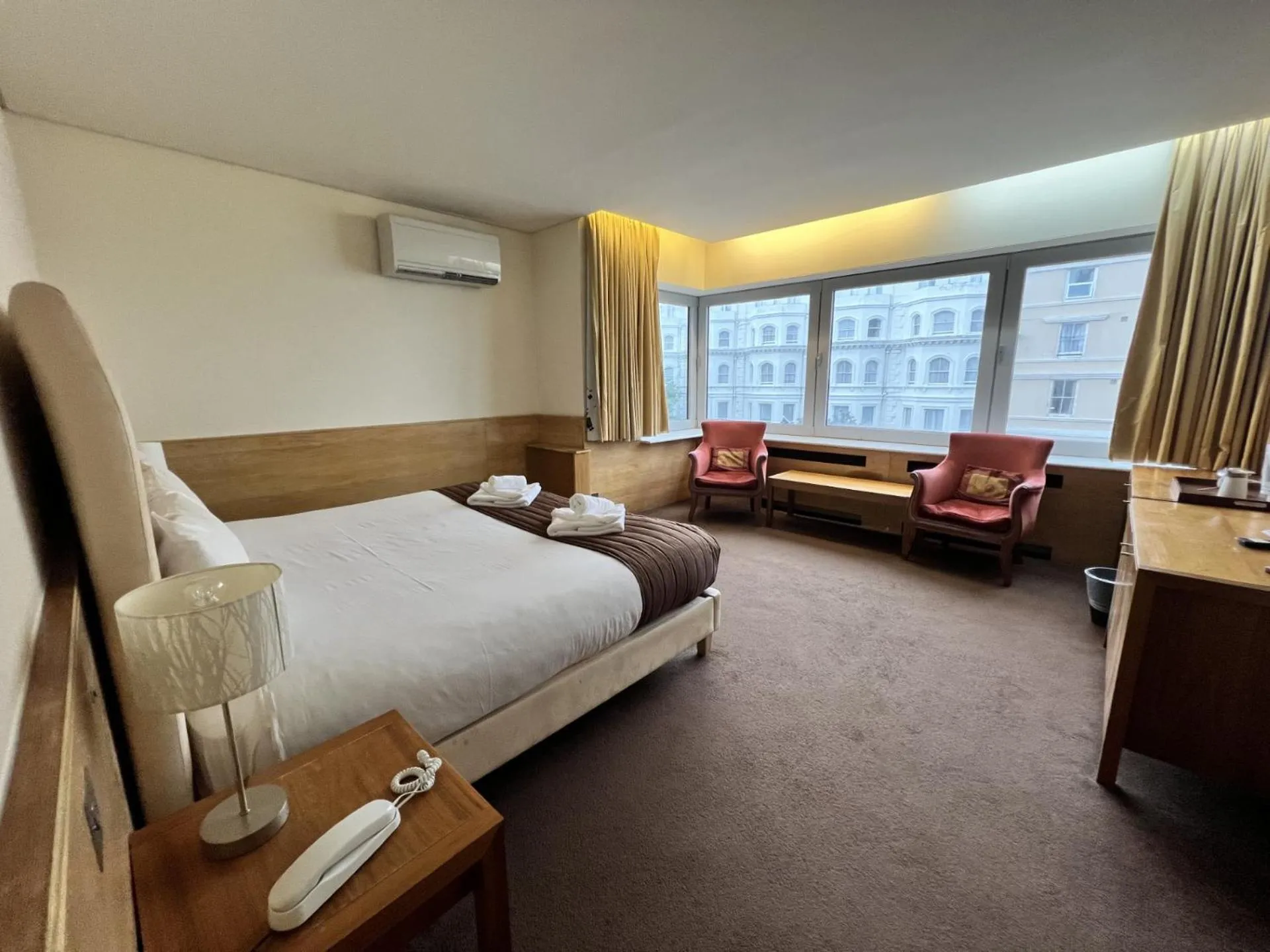 Seating area, Bed in Cavendish Hotel