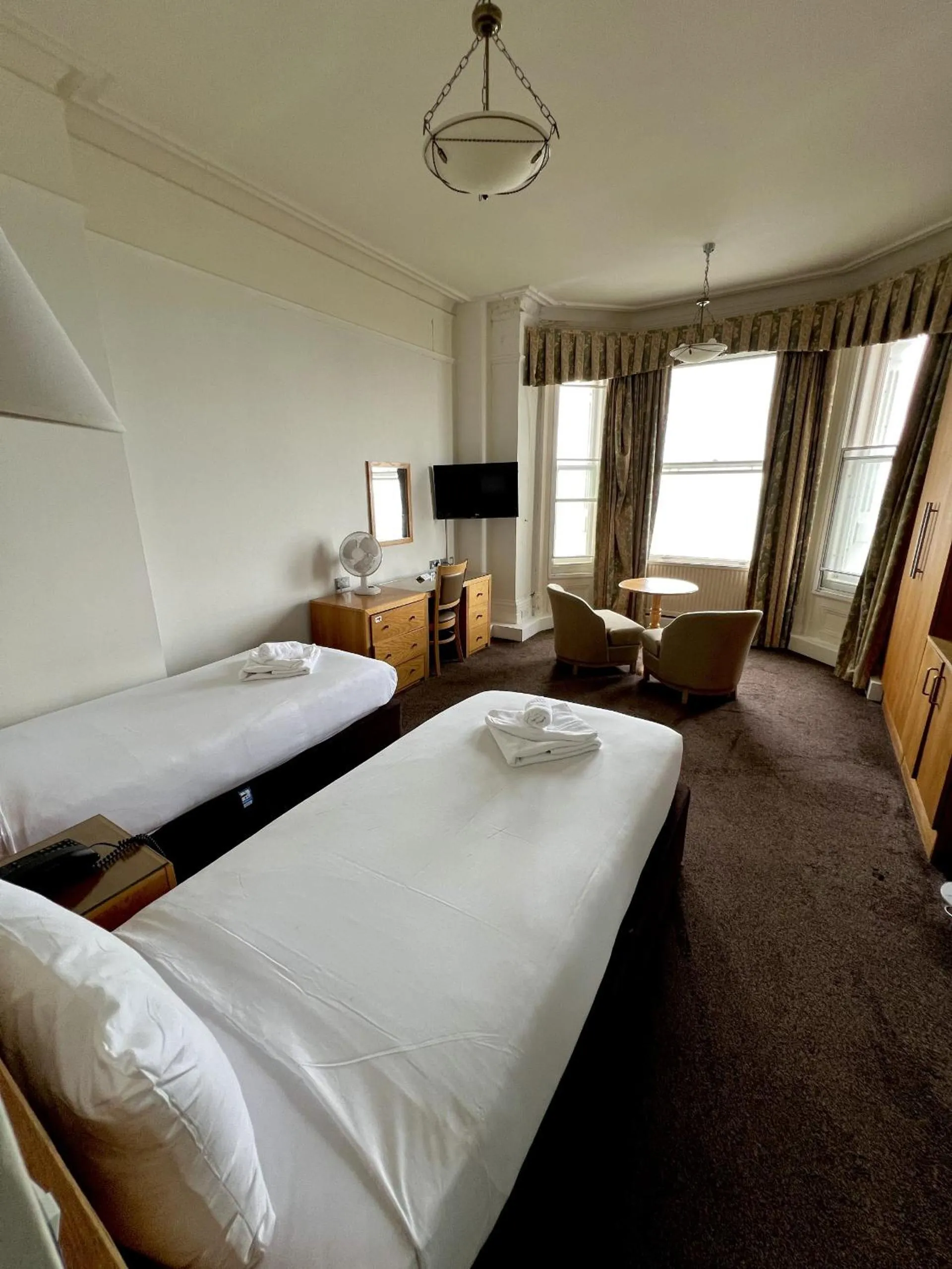 Seating area, Bed in Cavendish Hotel