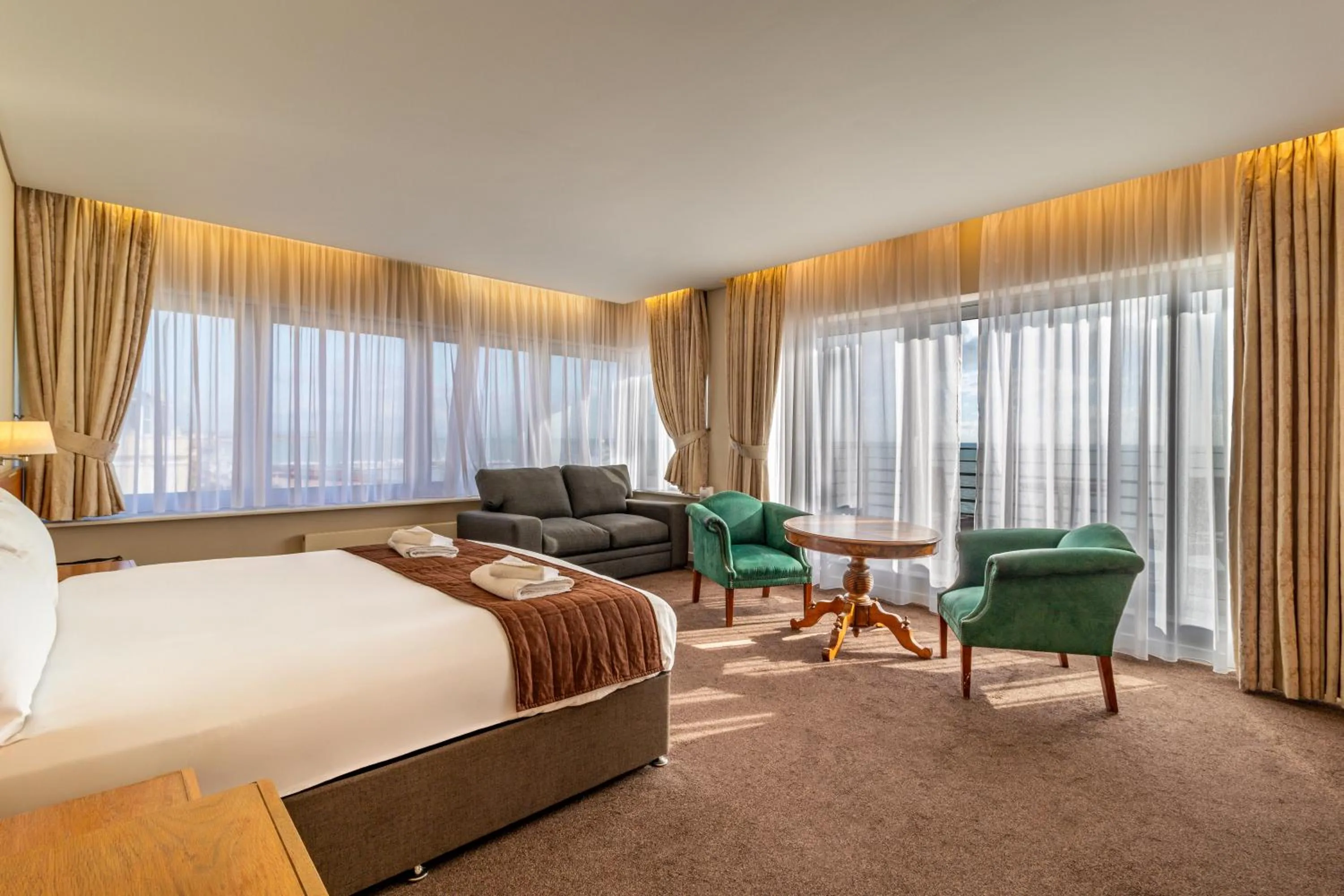 Seating area, Bed in Cavendish Hotel