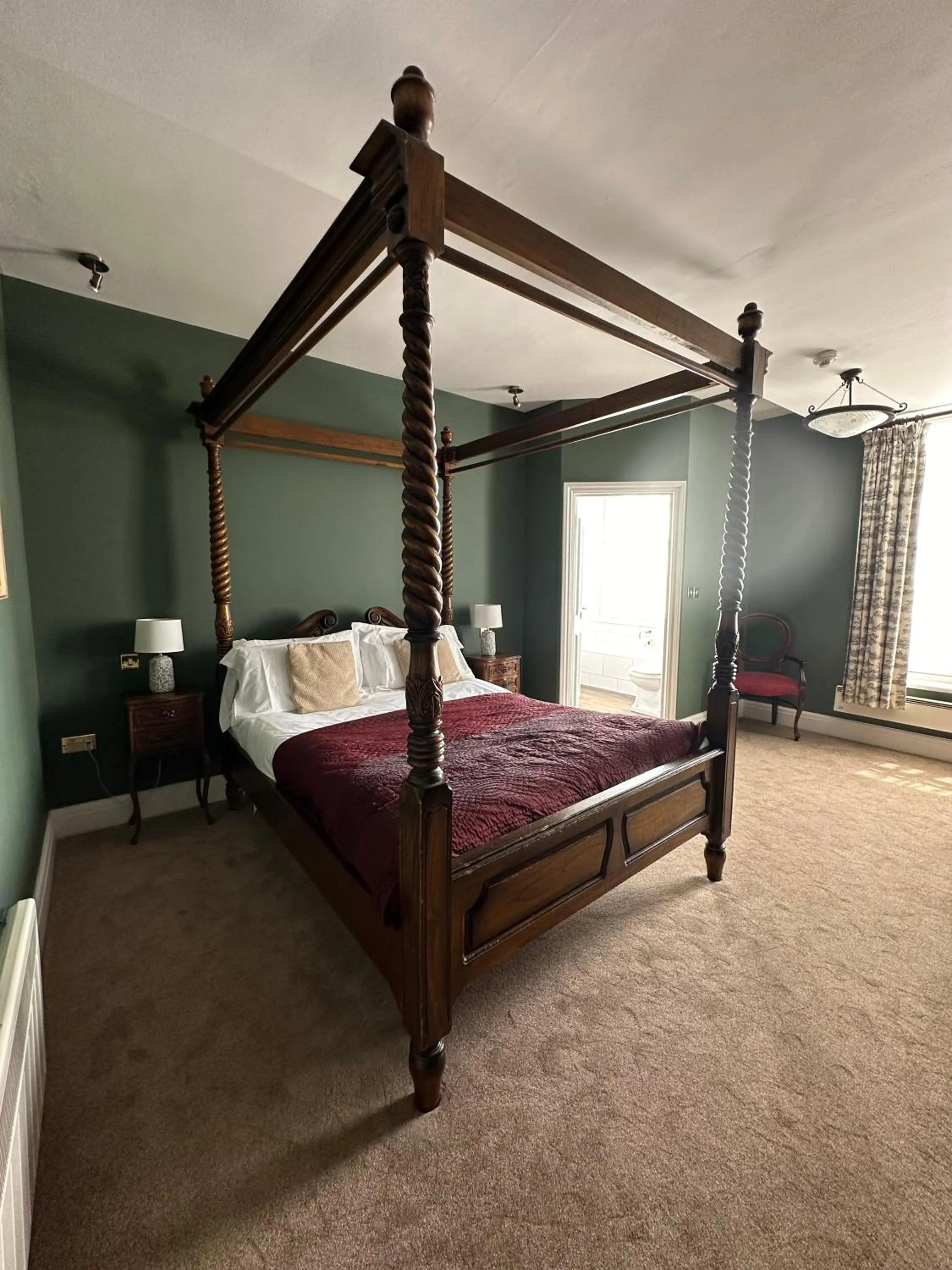 Bedroom, Bed in The White Hart Hotel