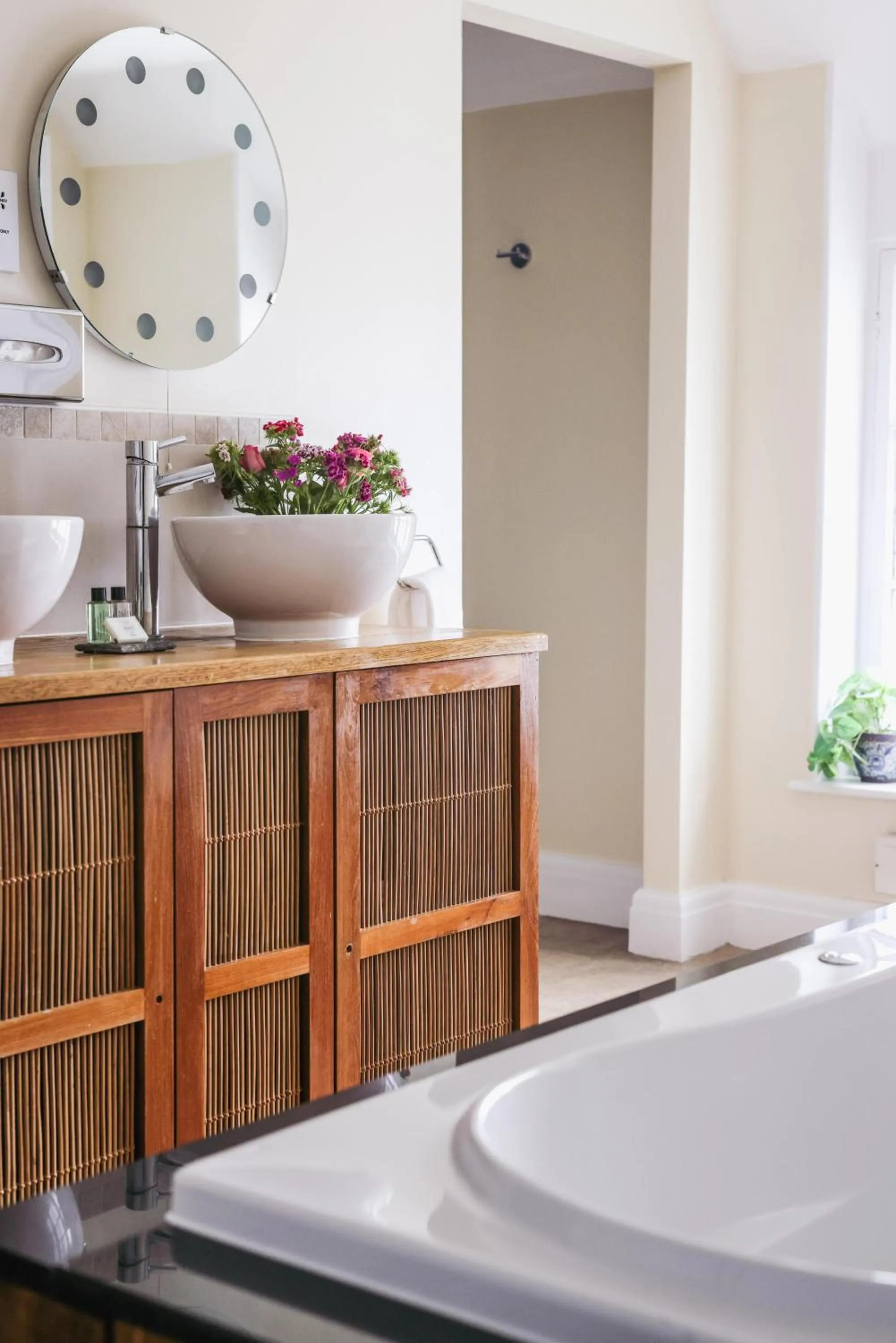 Bathroom, Bed in The White Hart Hotel