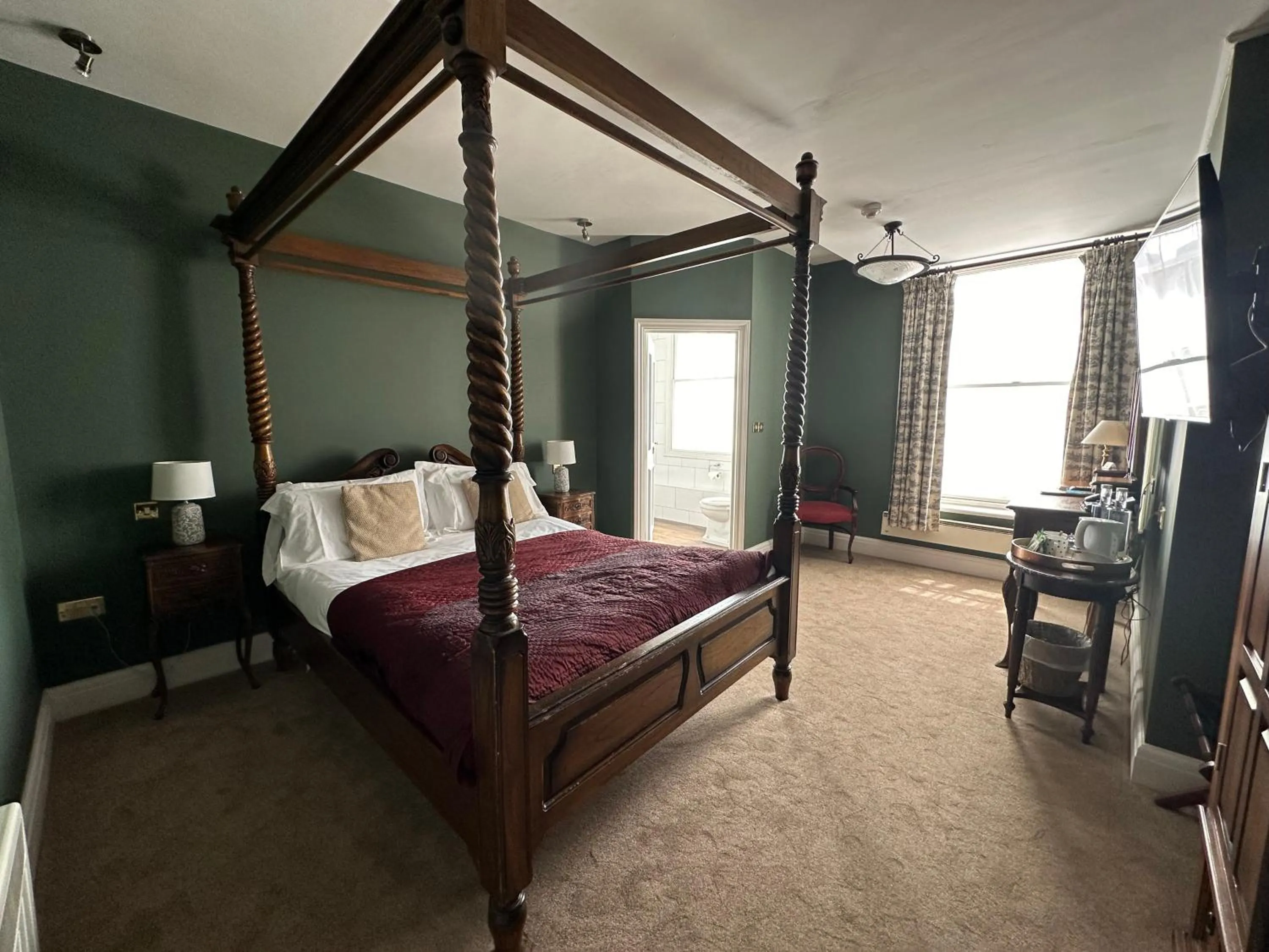 Bedroom, Bed in The White Hart Hotel