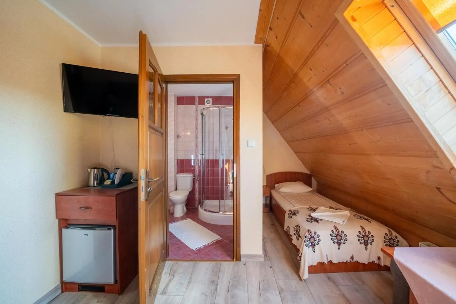 Shower, Bed in Willa u Anusia Jacuzzi & Sauna