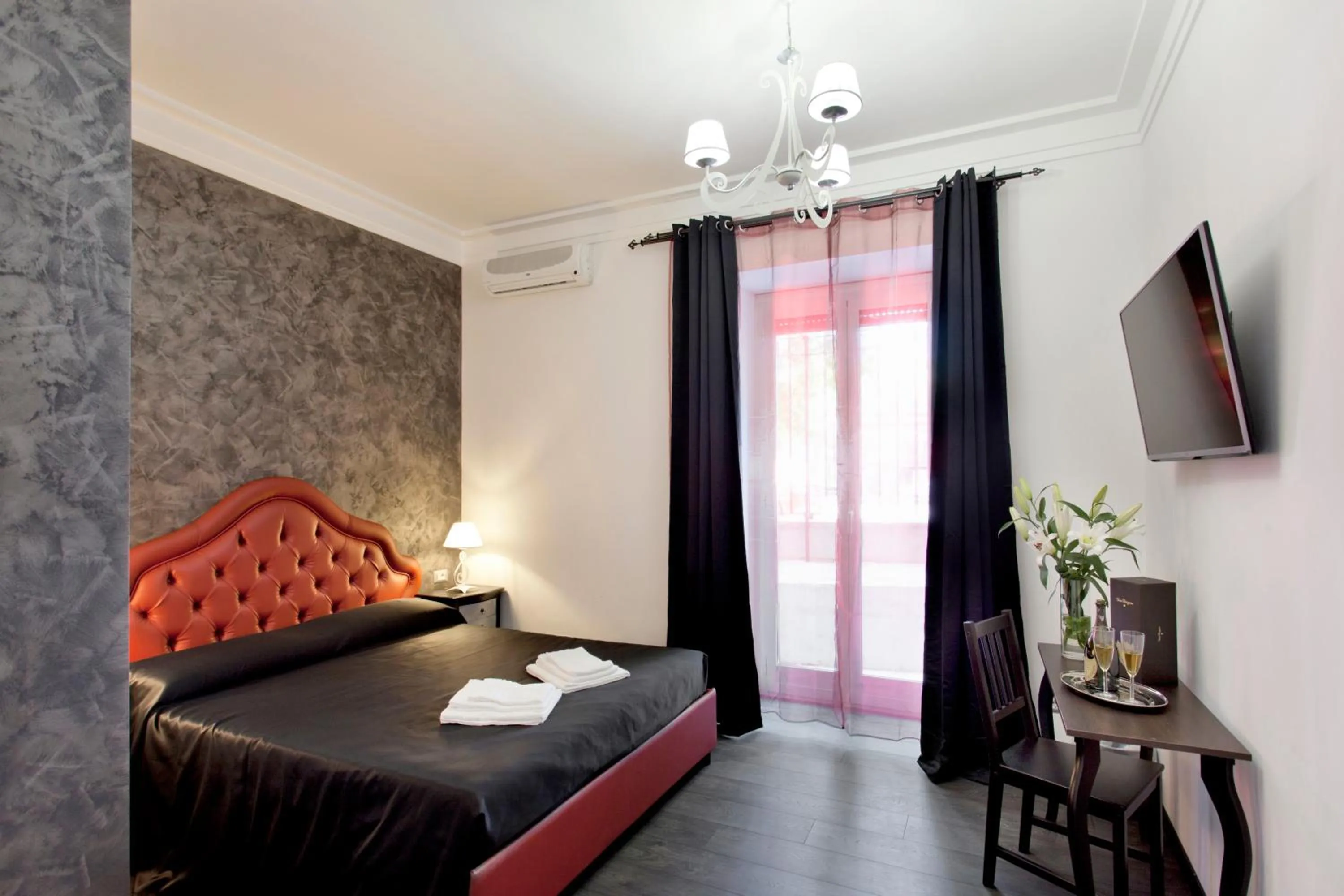 Photo of the whole room, Bed in Secret Rhome