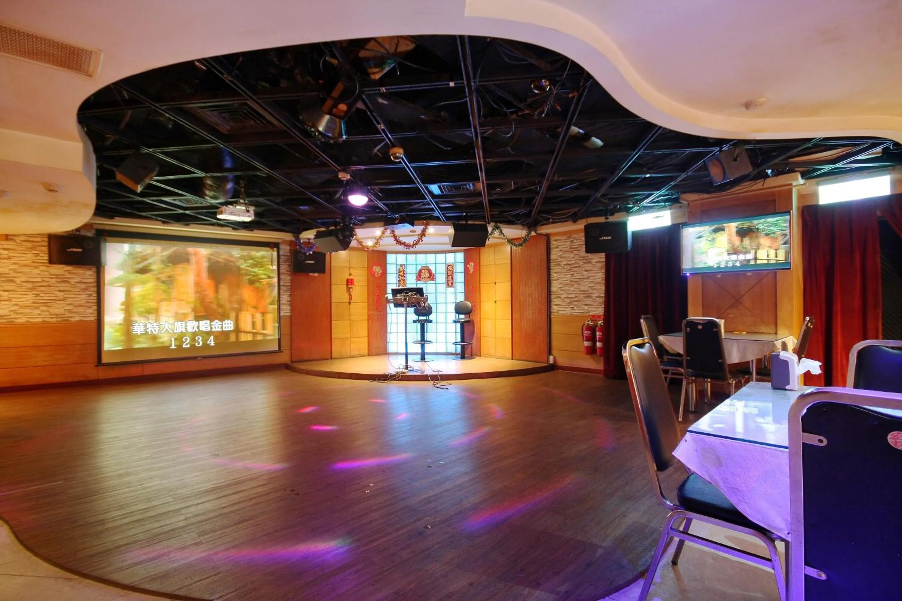 Karaoke in Wang Fu Hotel