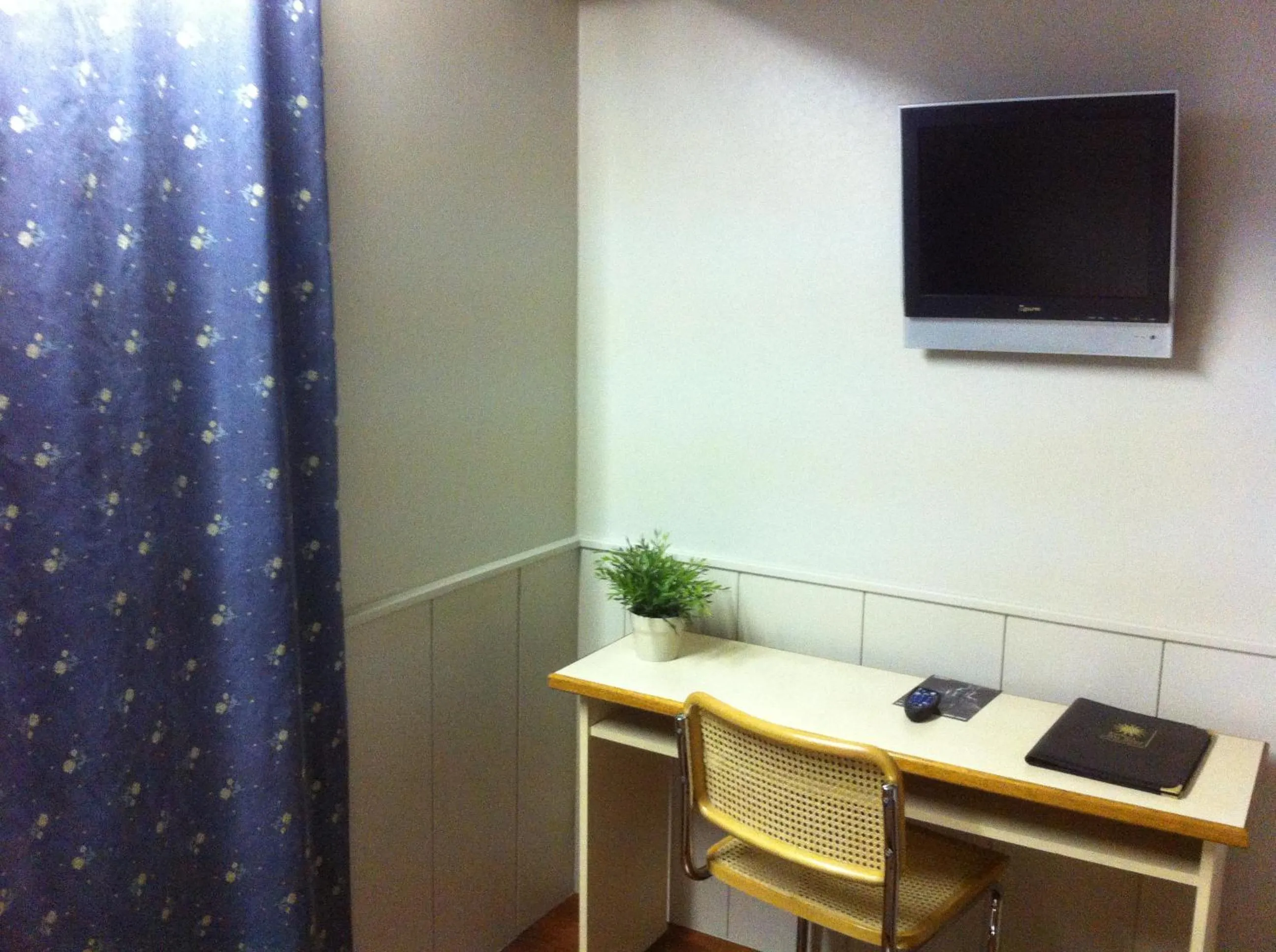 TV and multimedia in Hôtel du Sud Vieux Port