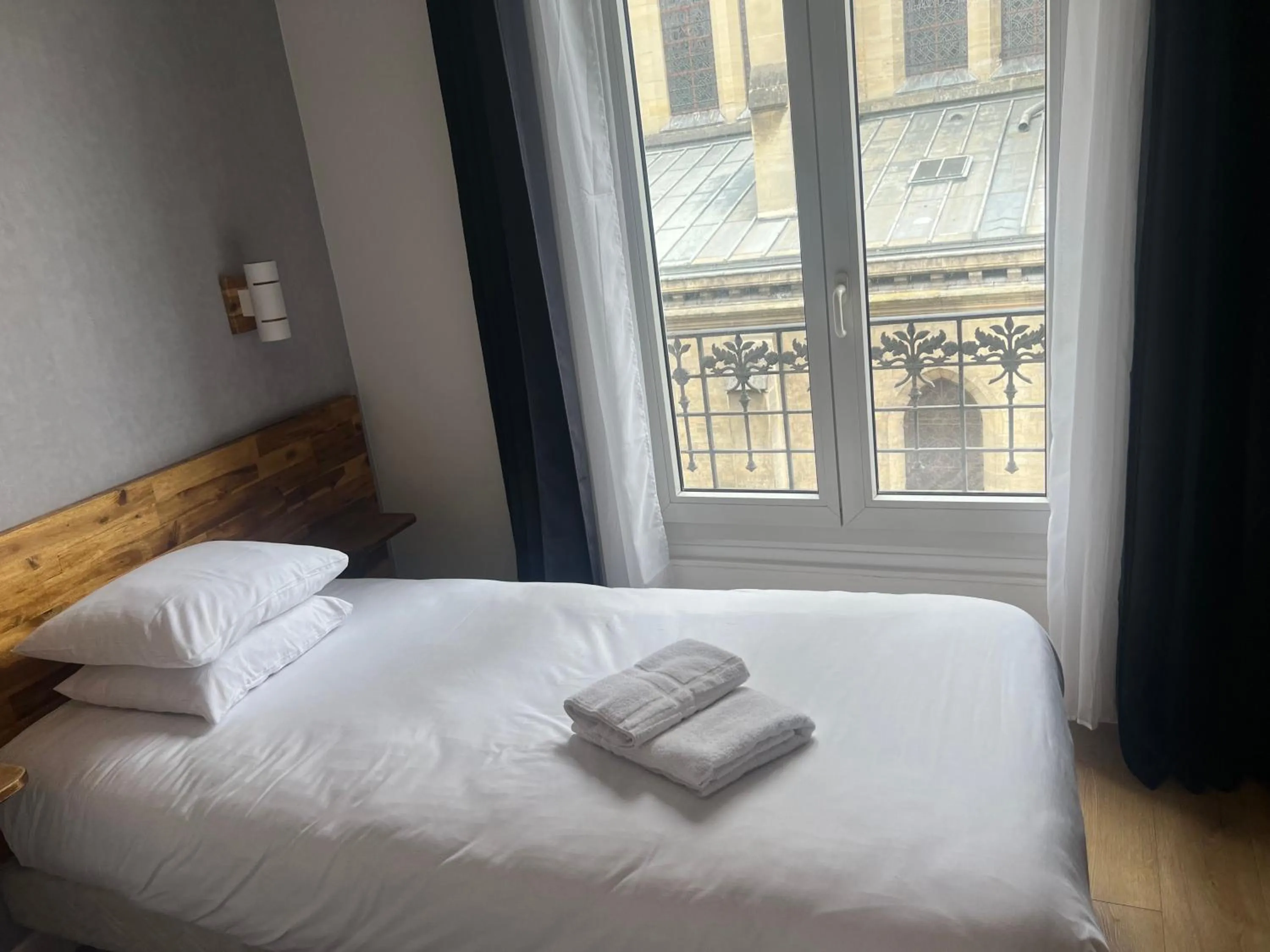 Bed in Hôtel De La Perdrix Rouge