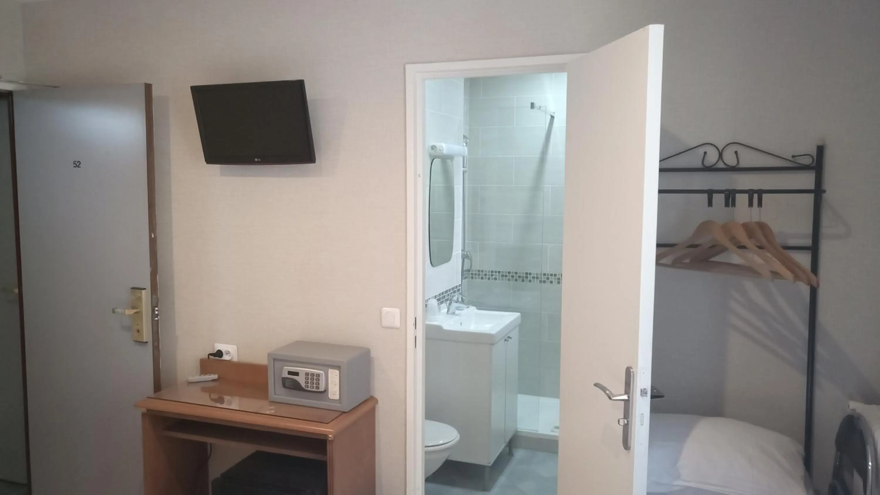 Photo of the whole room in Hôtel De La Perdrix Rouge