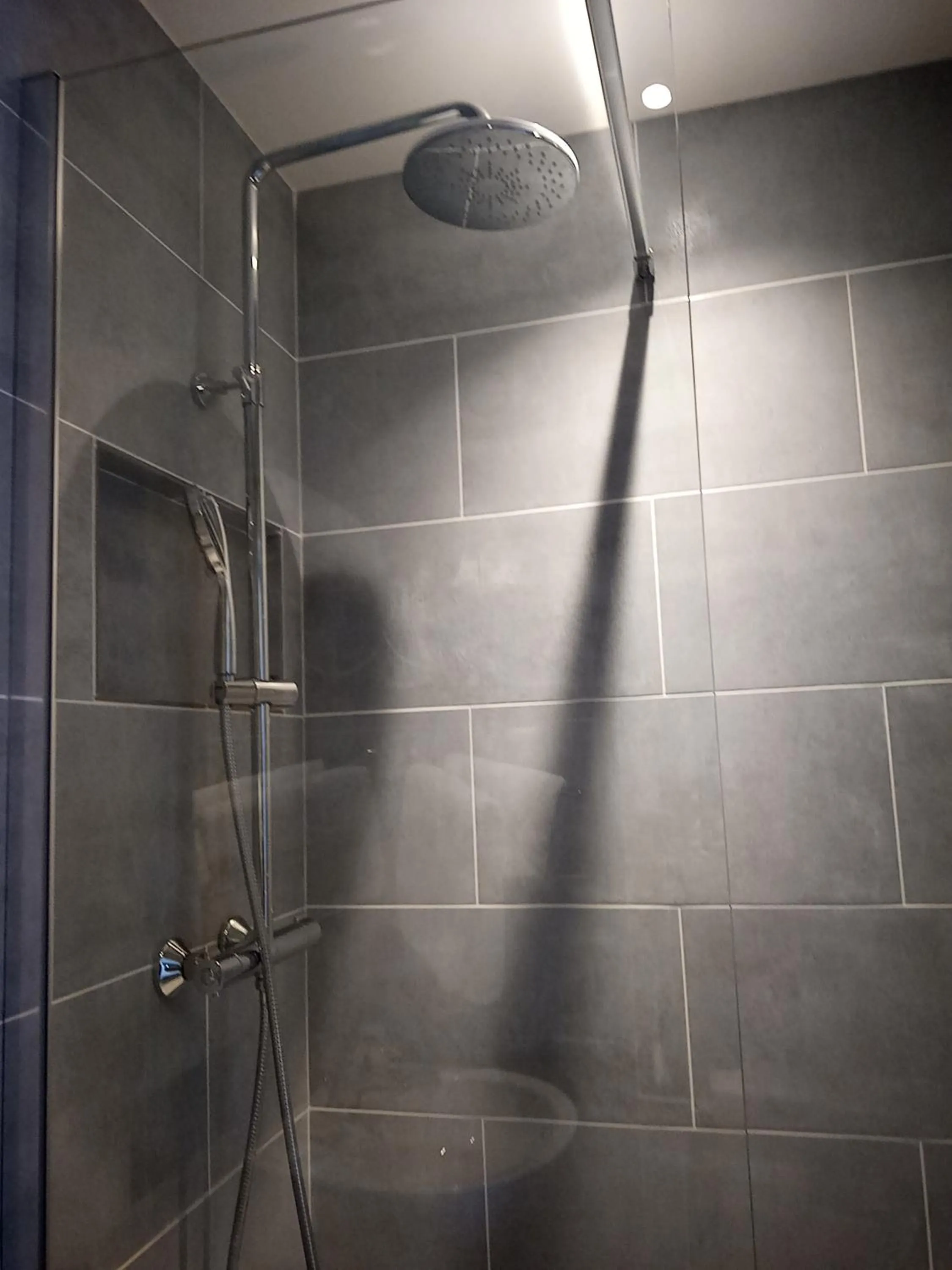 Bathroom in Hôtel De La Perdrix Rouge