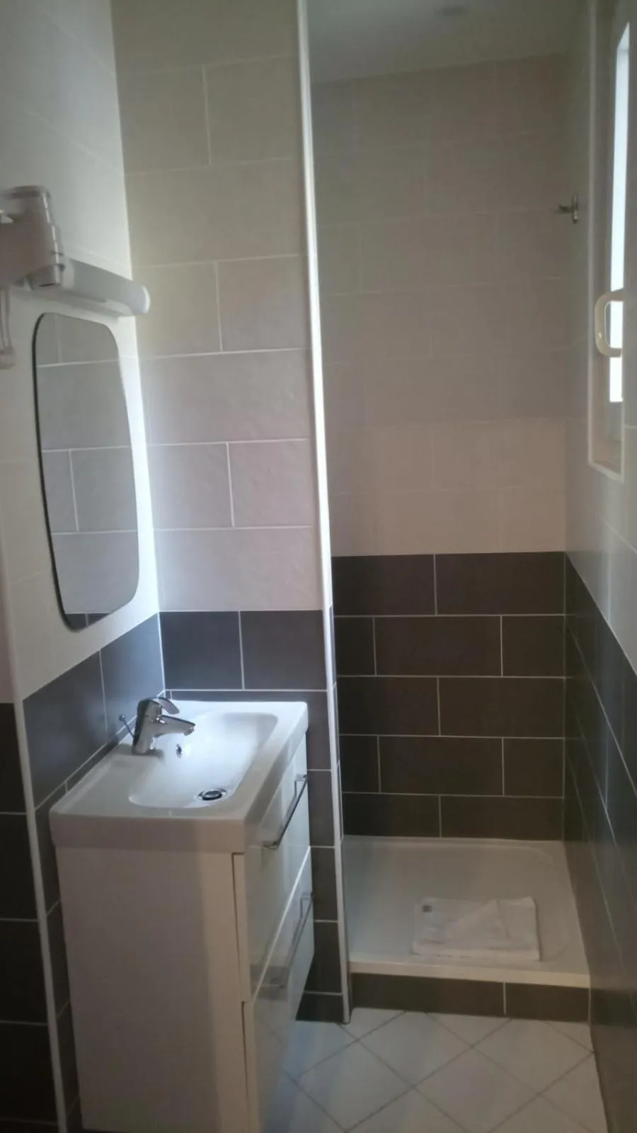 Shower in Hôtel De La Perdrix Rouge