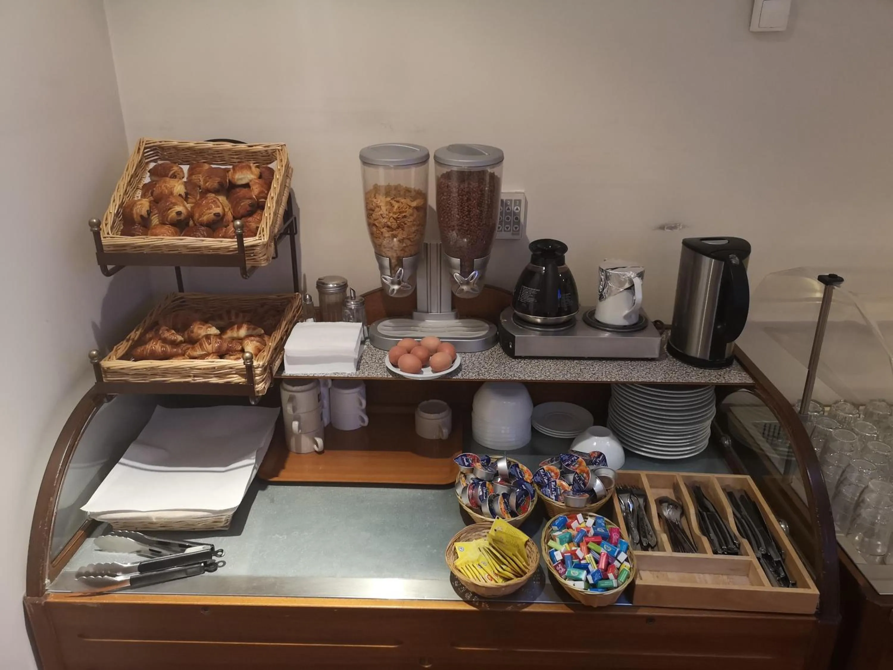 Buffet breakfast in Hôtel De La Perdrix Rouge