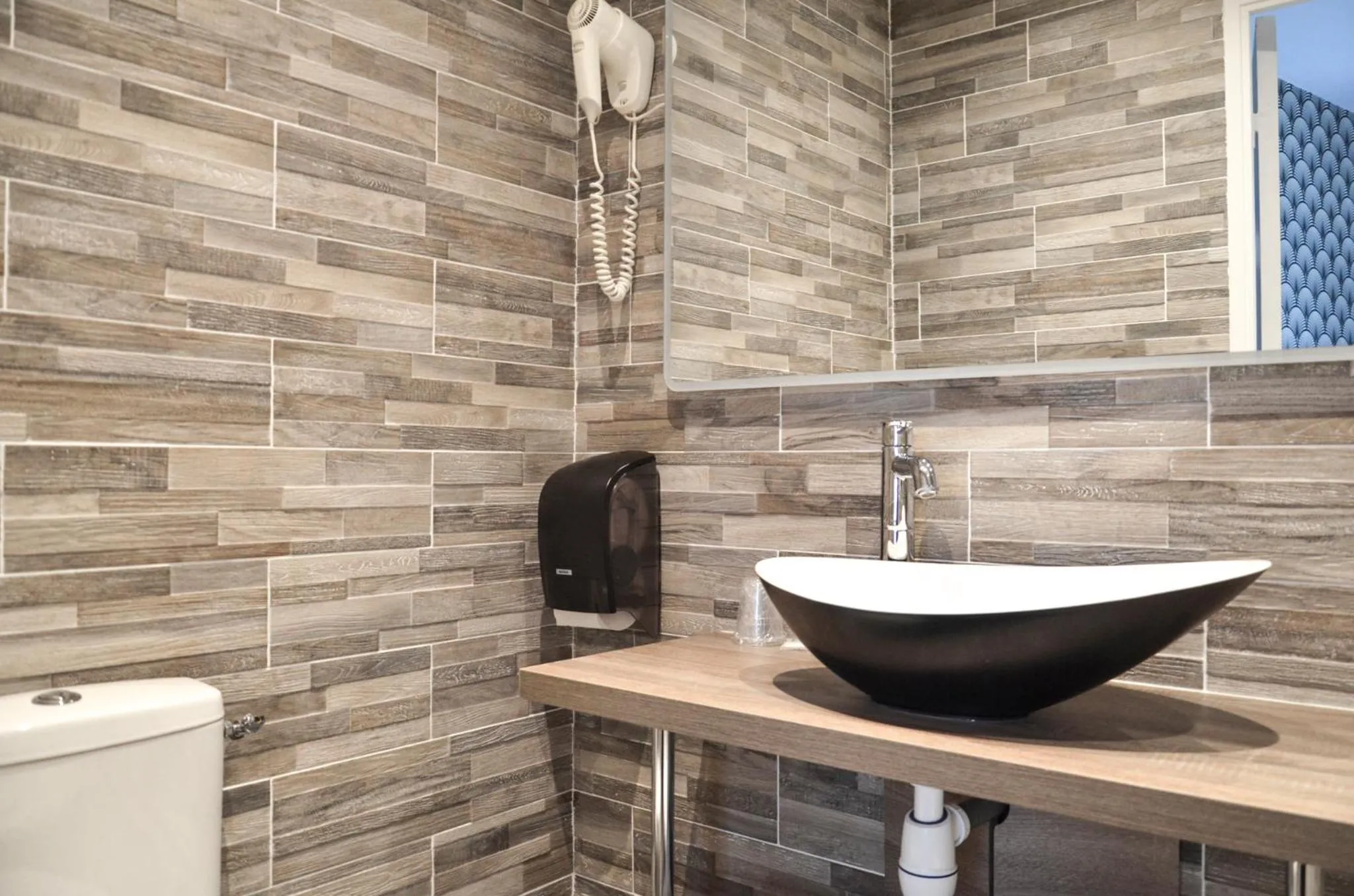 Bathroom in Hôtel De La Perdrix Rouge