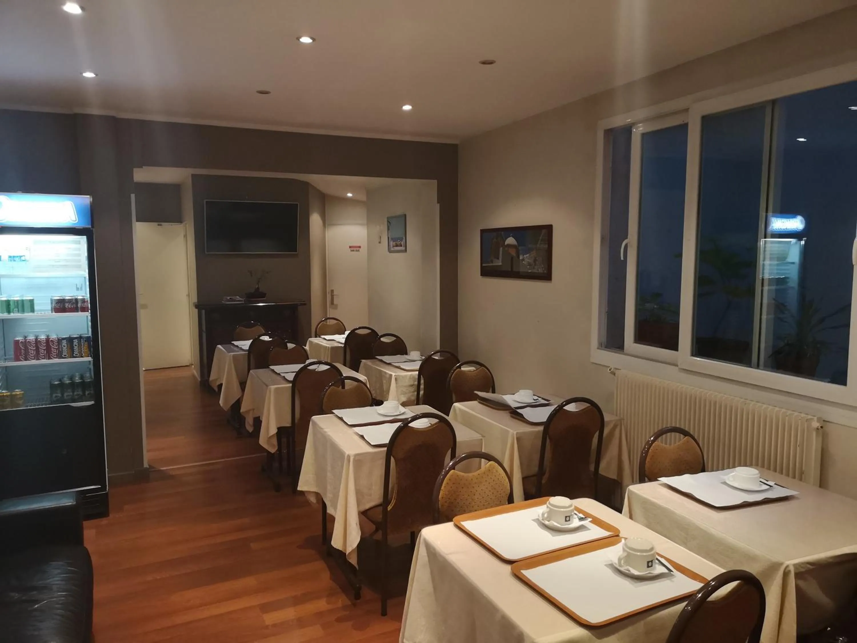 Breakfast in Hôtel De La Perdrix Rouge