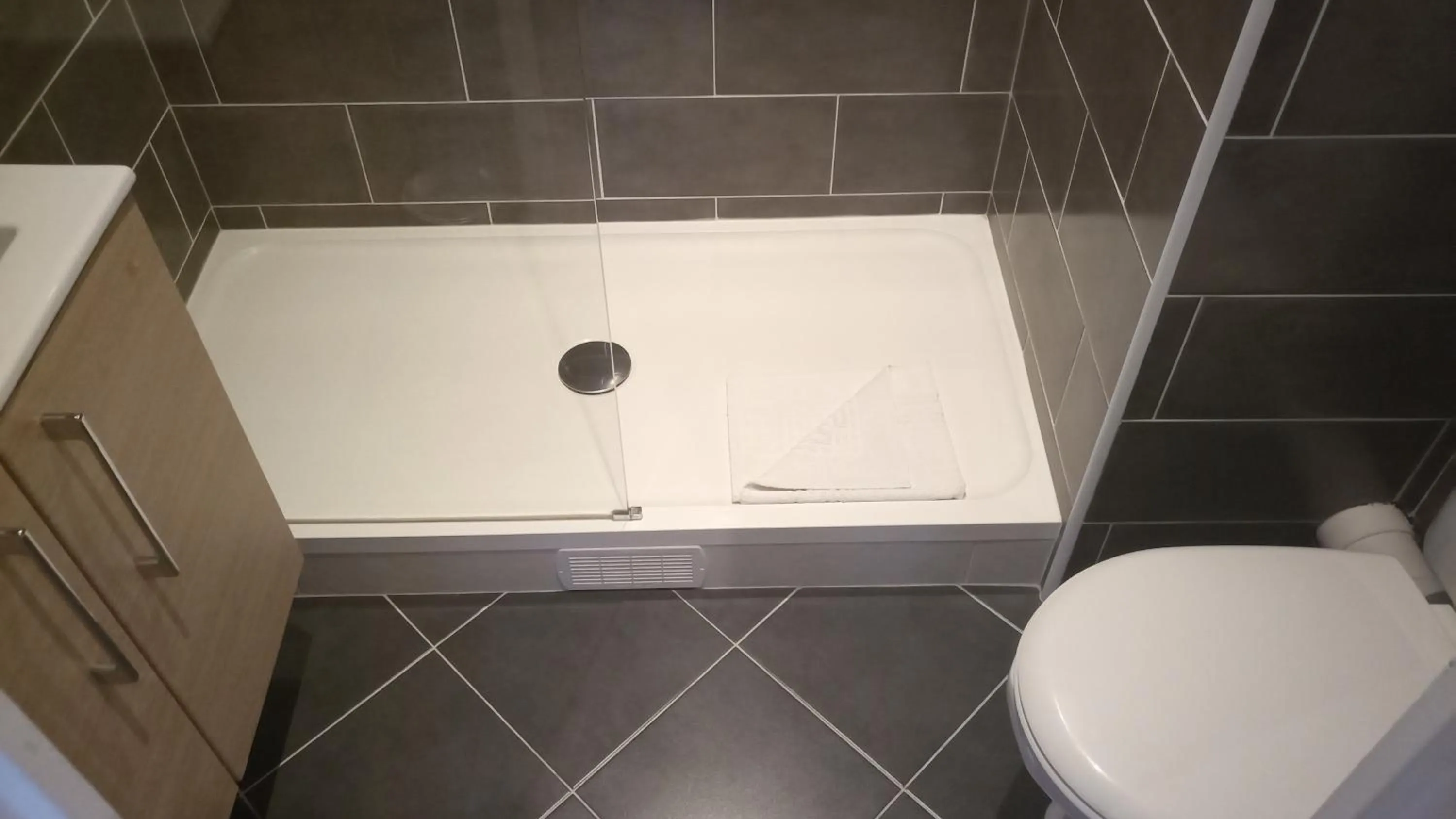 Shower in Hôtel De La Perdrix Rouge