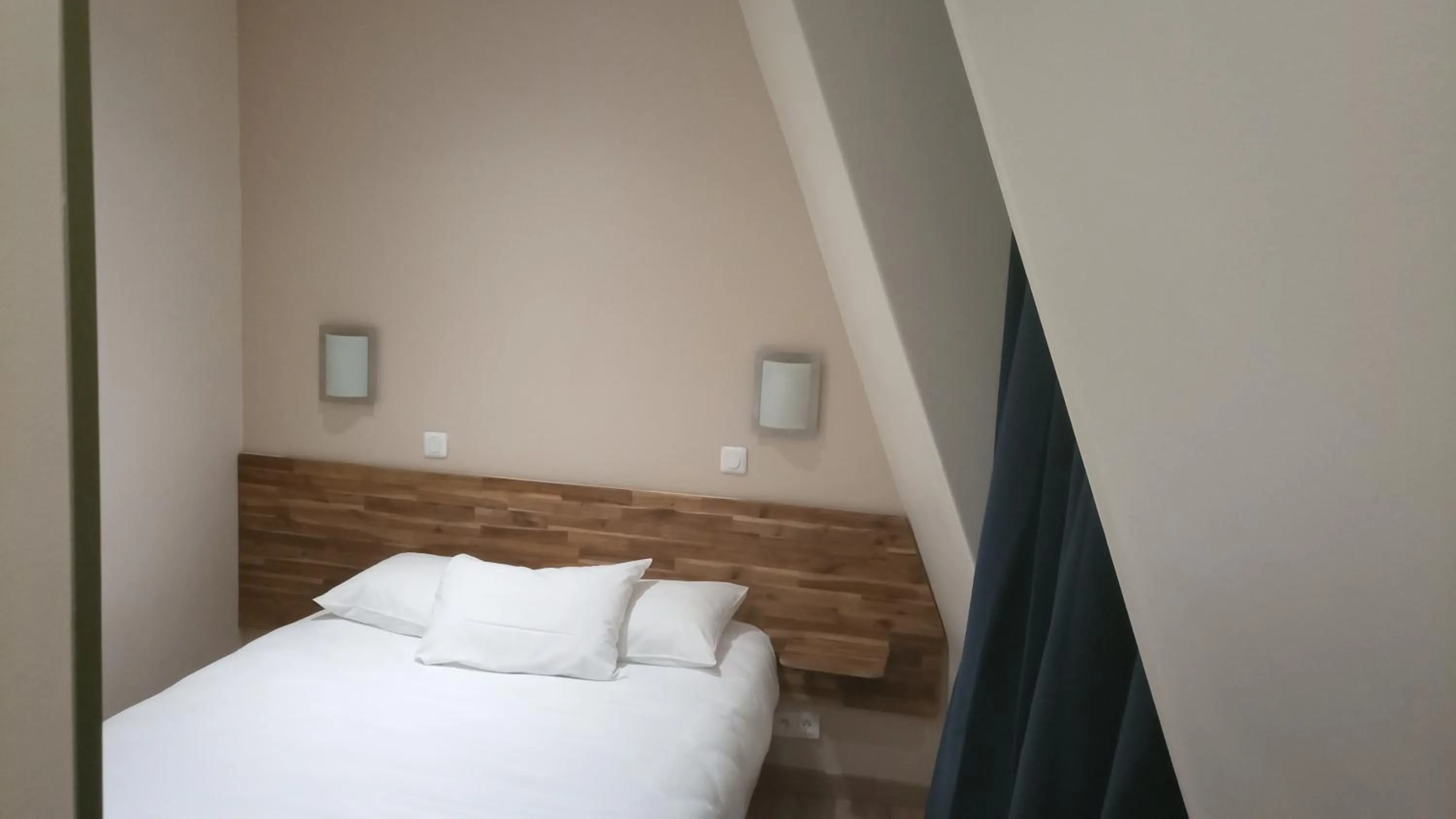 Bedroom, Bed in Hôtel De La Perdrix Rouge