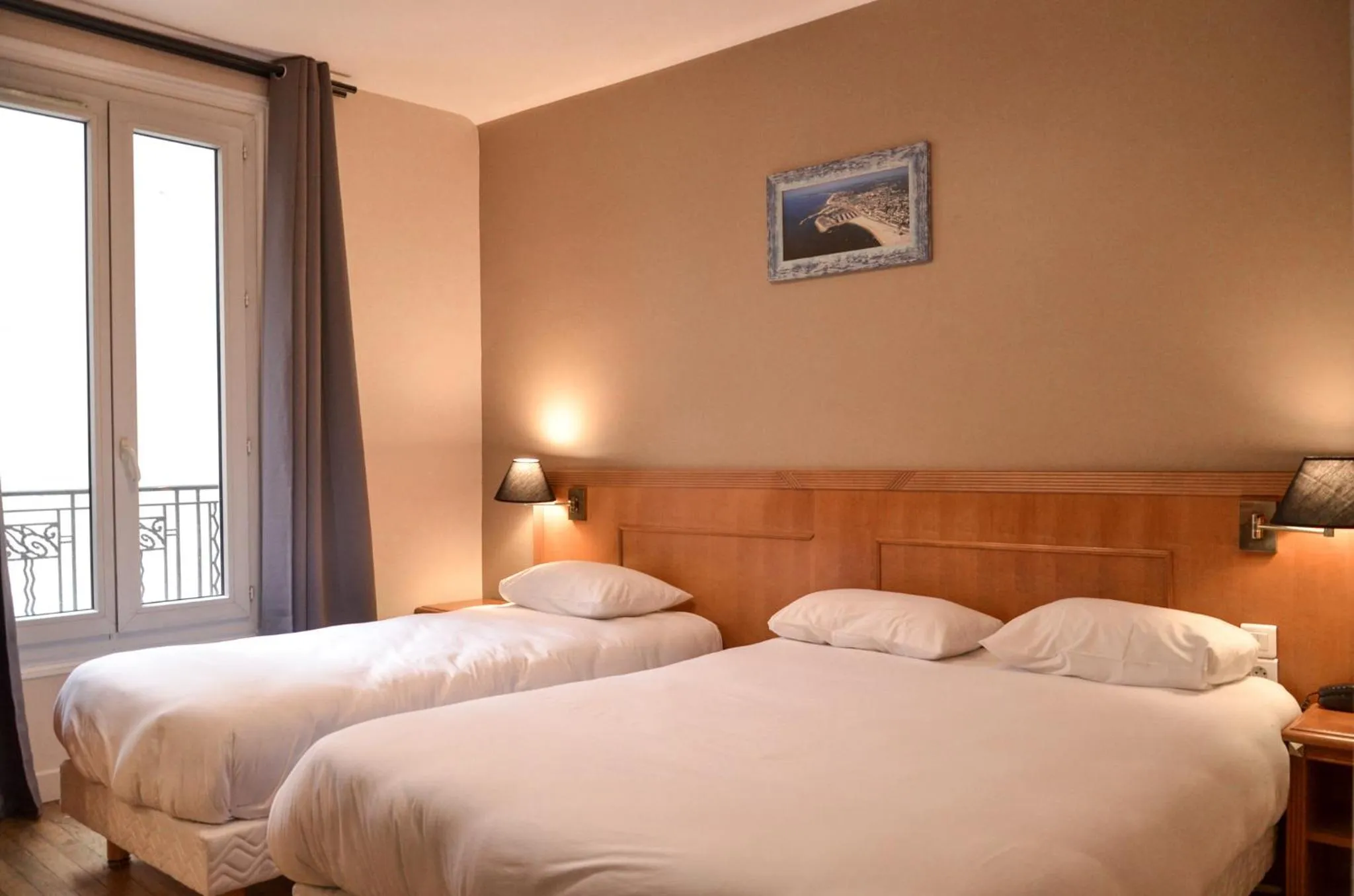 Bedroom, Bed in Hôtel De La Perdrix Rouge