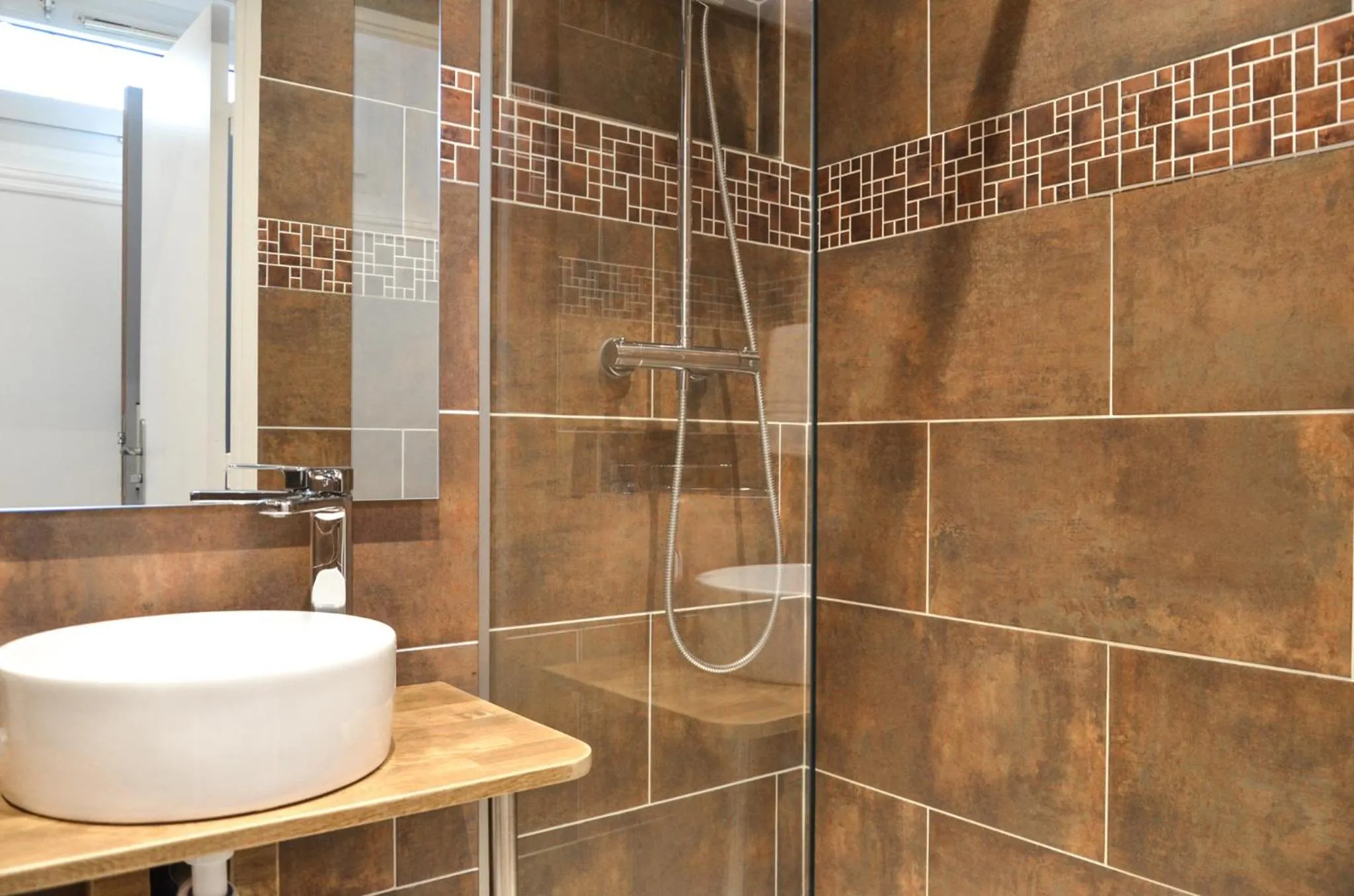 Bathroom in Hôtel De La Perdrix Rouge