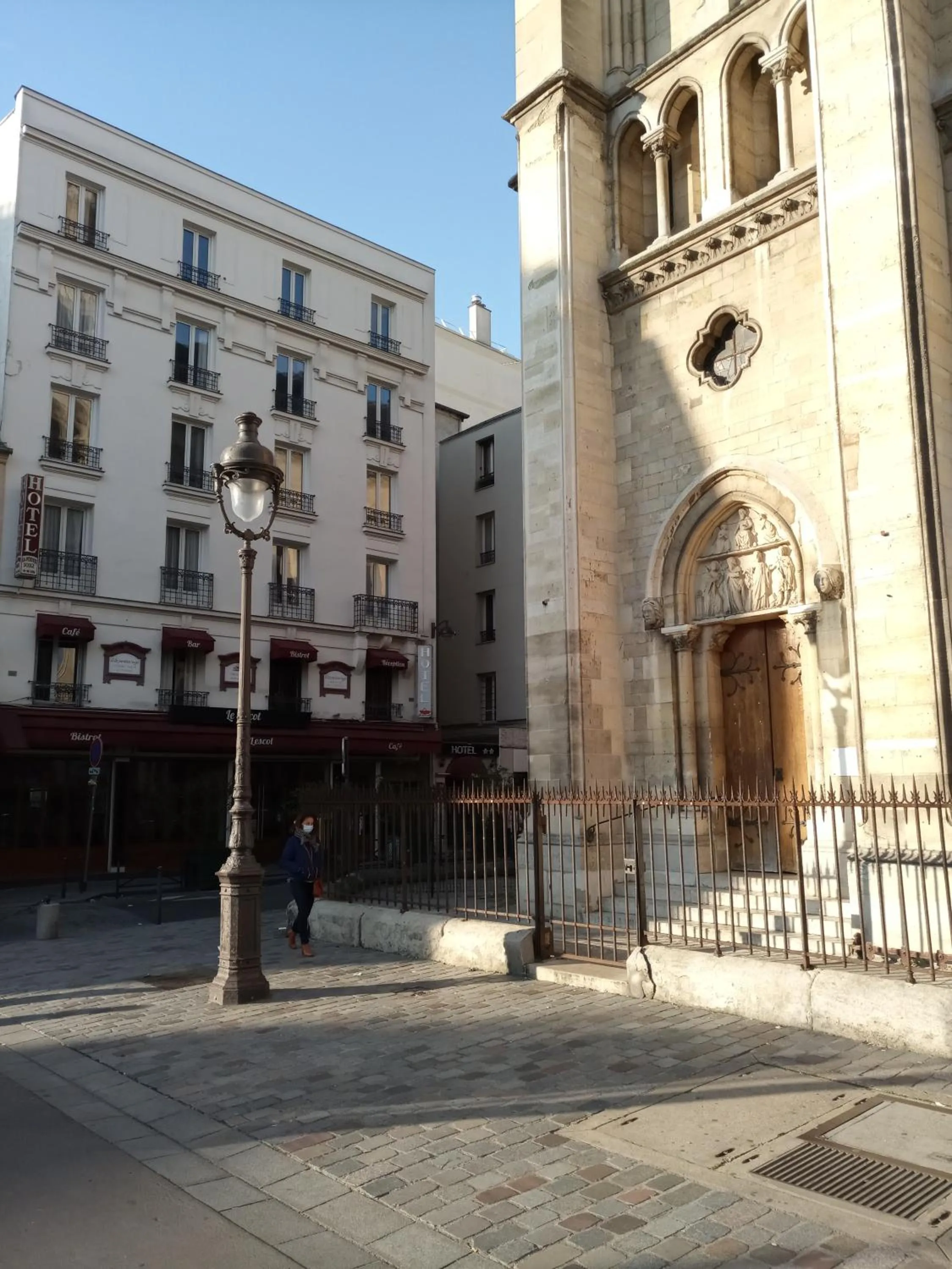 Property building in Hôtel De La Perdrix Rouge