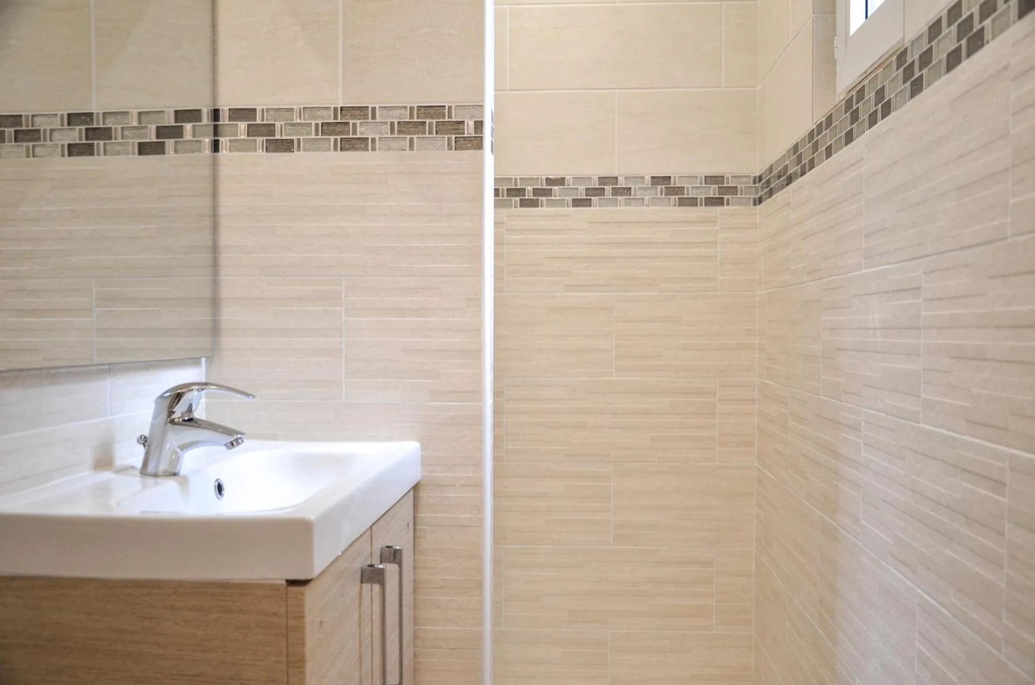 Bathroom in Hôtel De La Perdrix Rouge