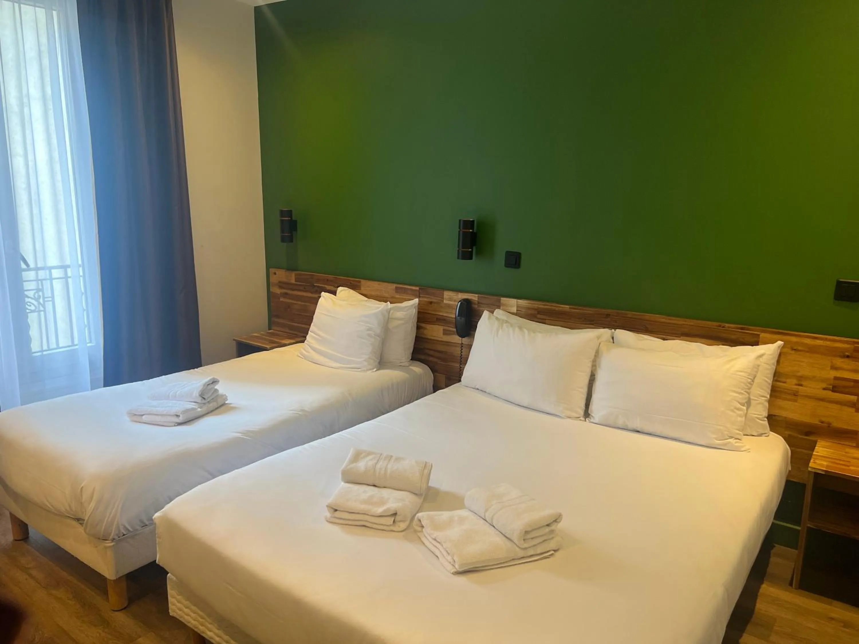 Bed in Hôtel De La Perdrix Rouge