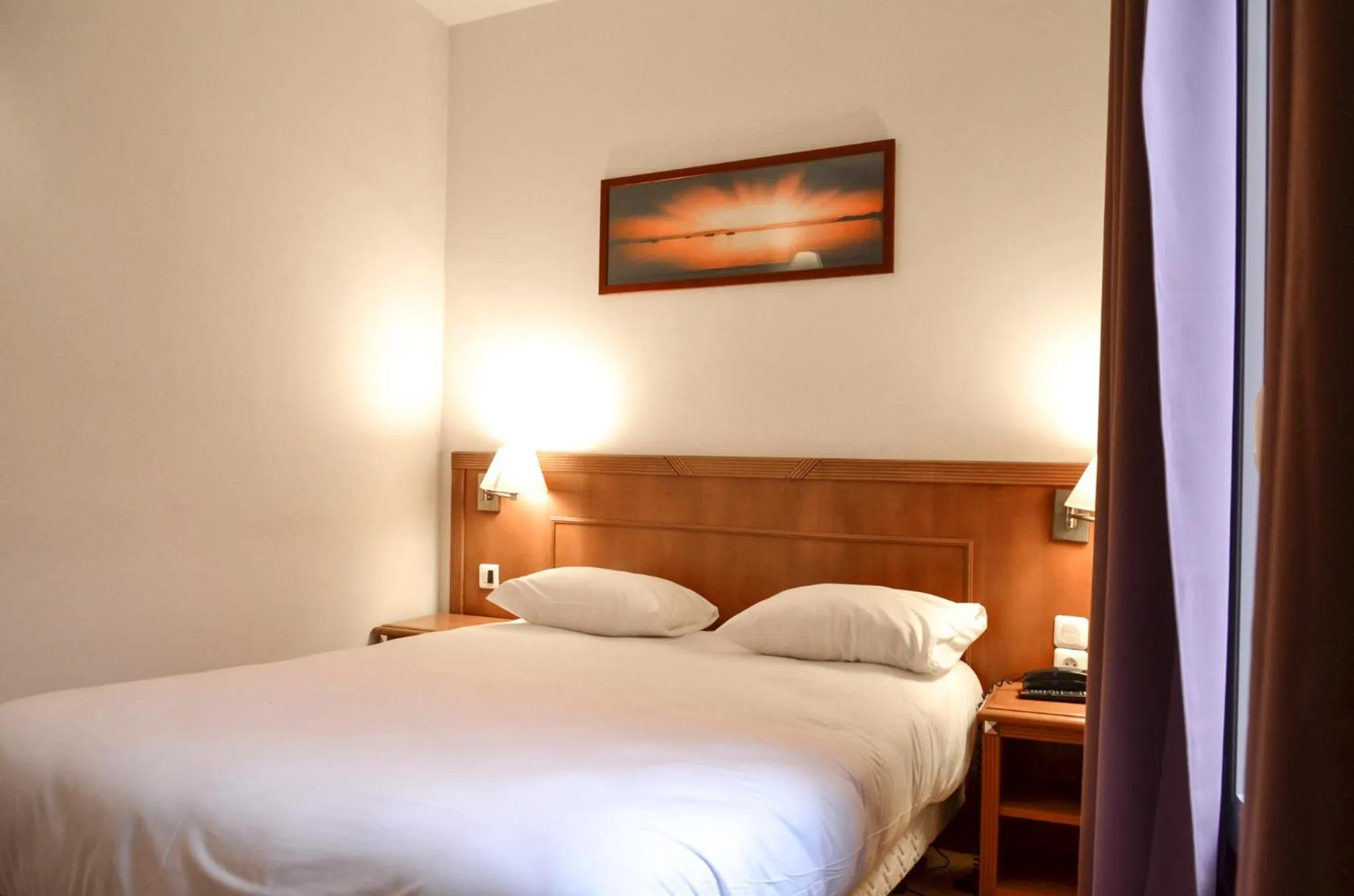 Bedroom, Bed in Hôtel De La Perdrix Rouge