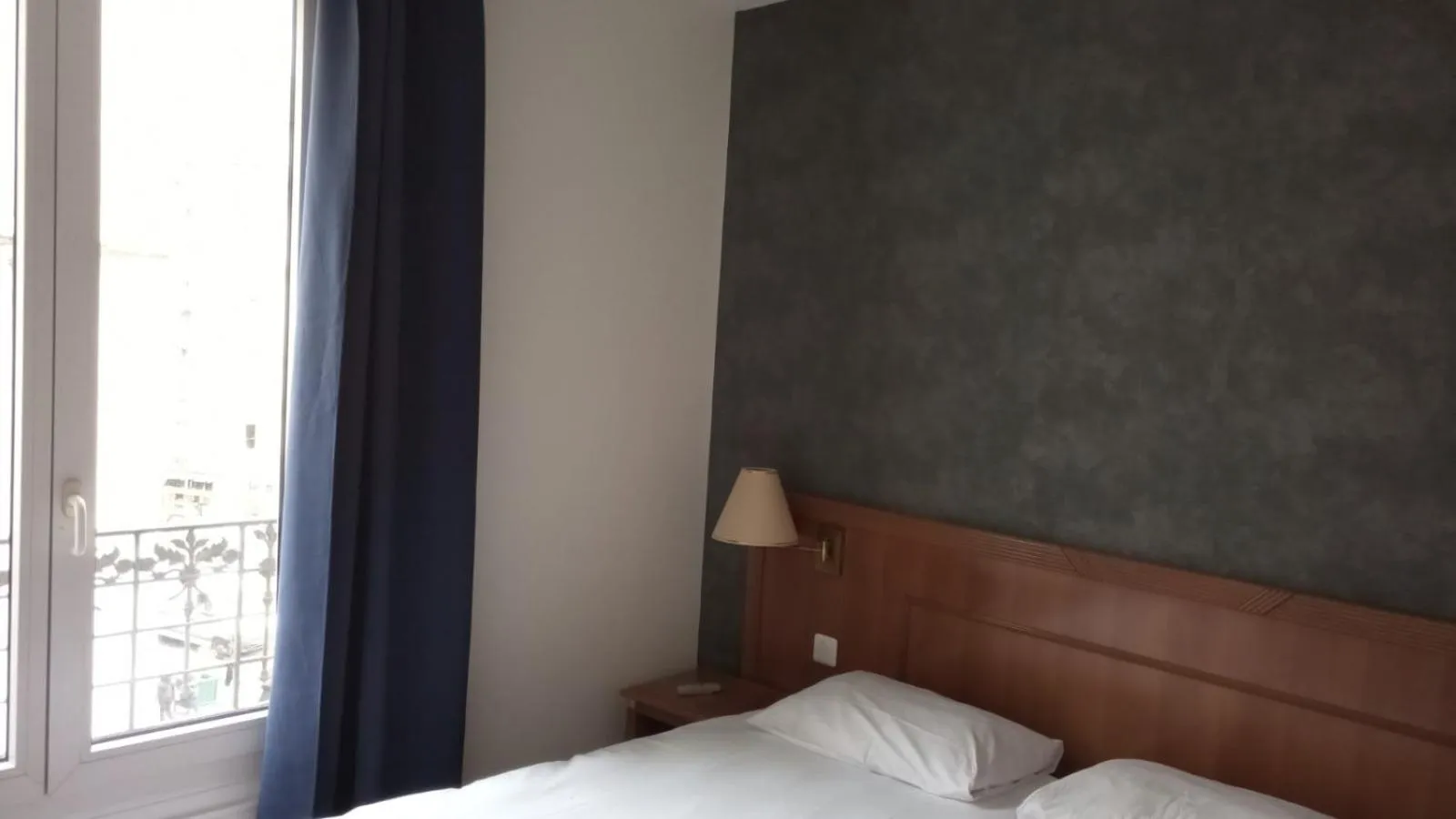 Bedroom, Bed in Hôtel De La Perdrix Rouge