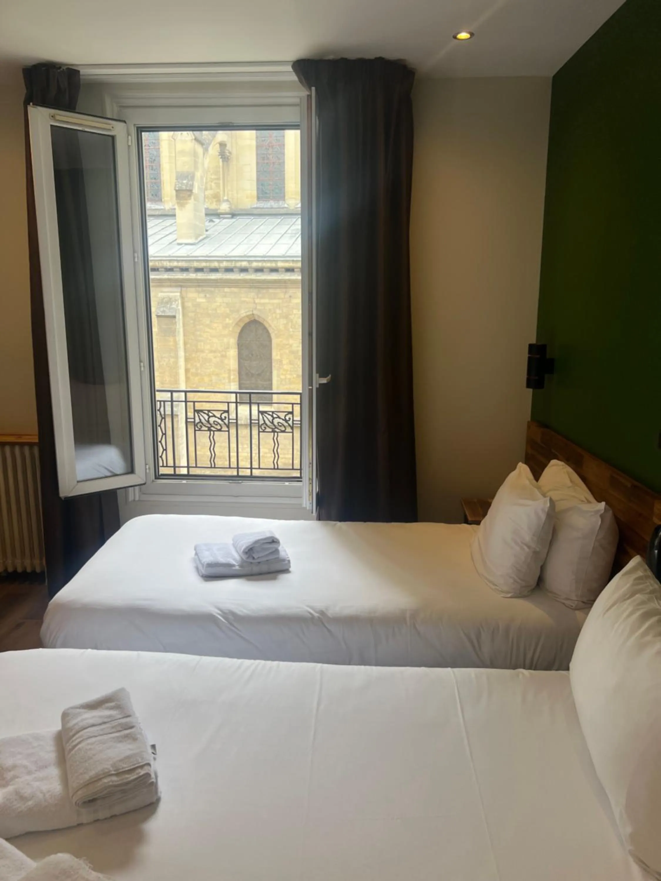 Bed in Hôtel De La Perdrix Rouge