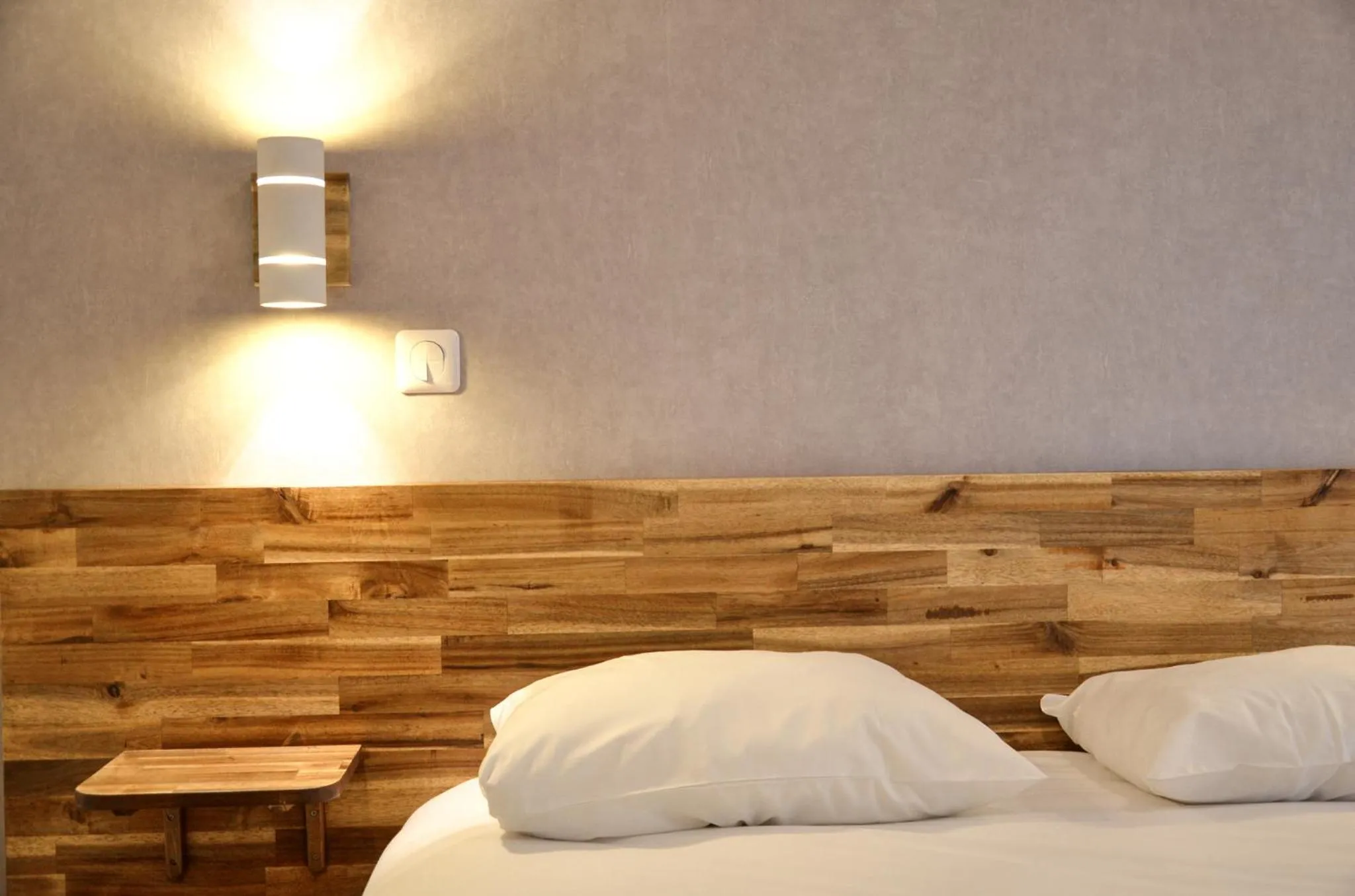 Bedroom, Bed in Hôtel De La Perdrix Rouge