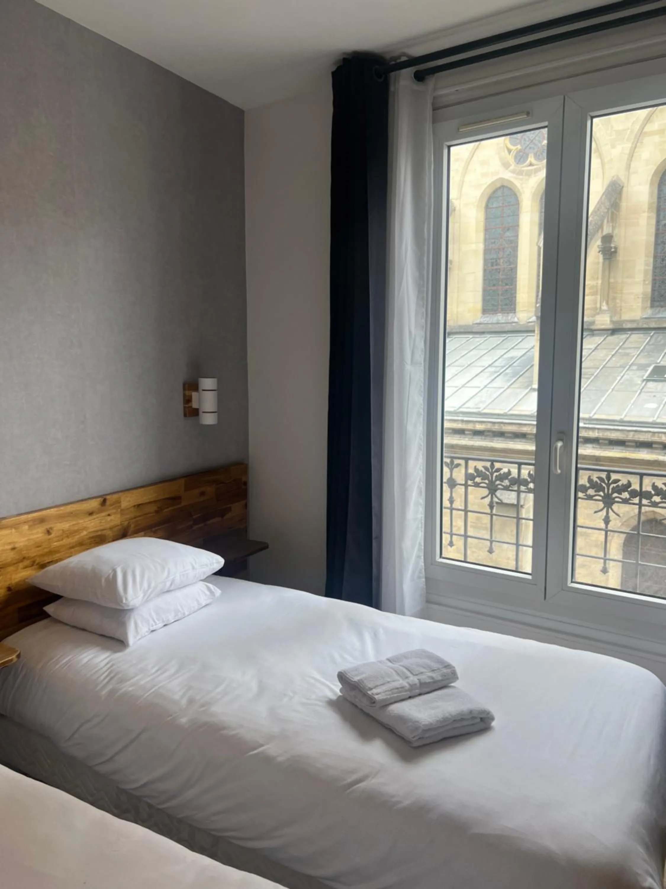 Bed in Hôtel De La Perdrix Rouge