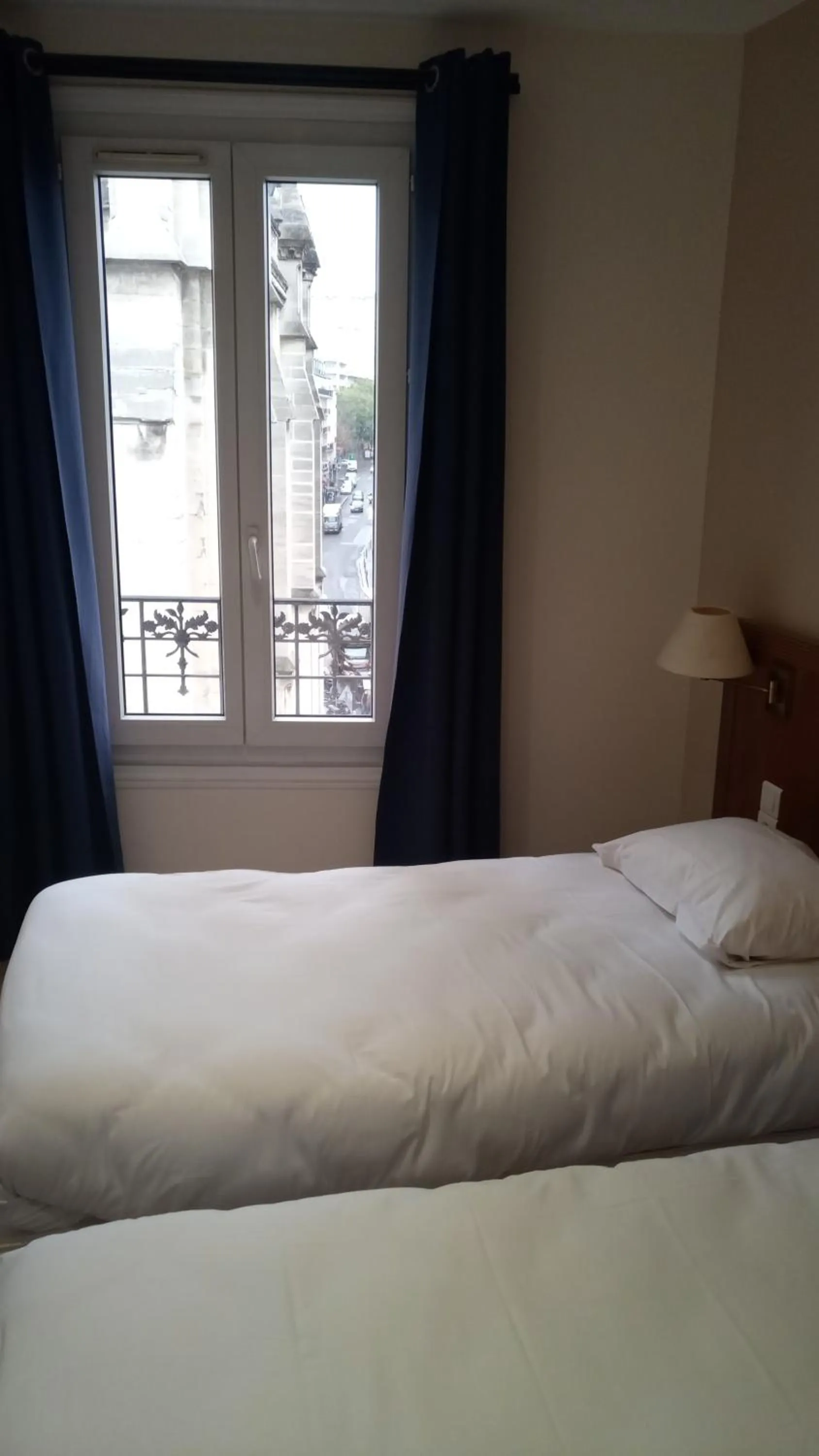 City view, Bed in Hôtel De La Perdrix Rouge