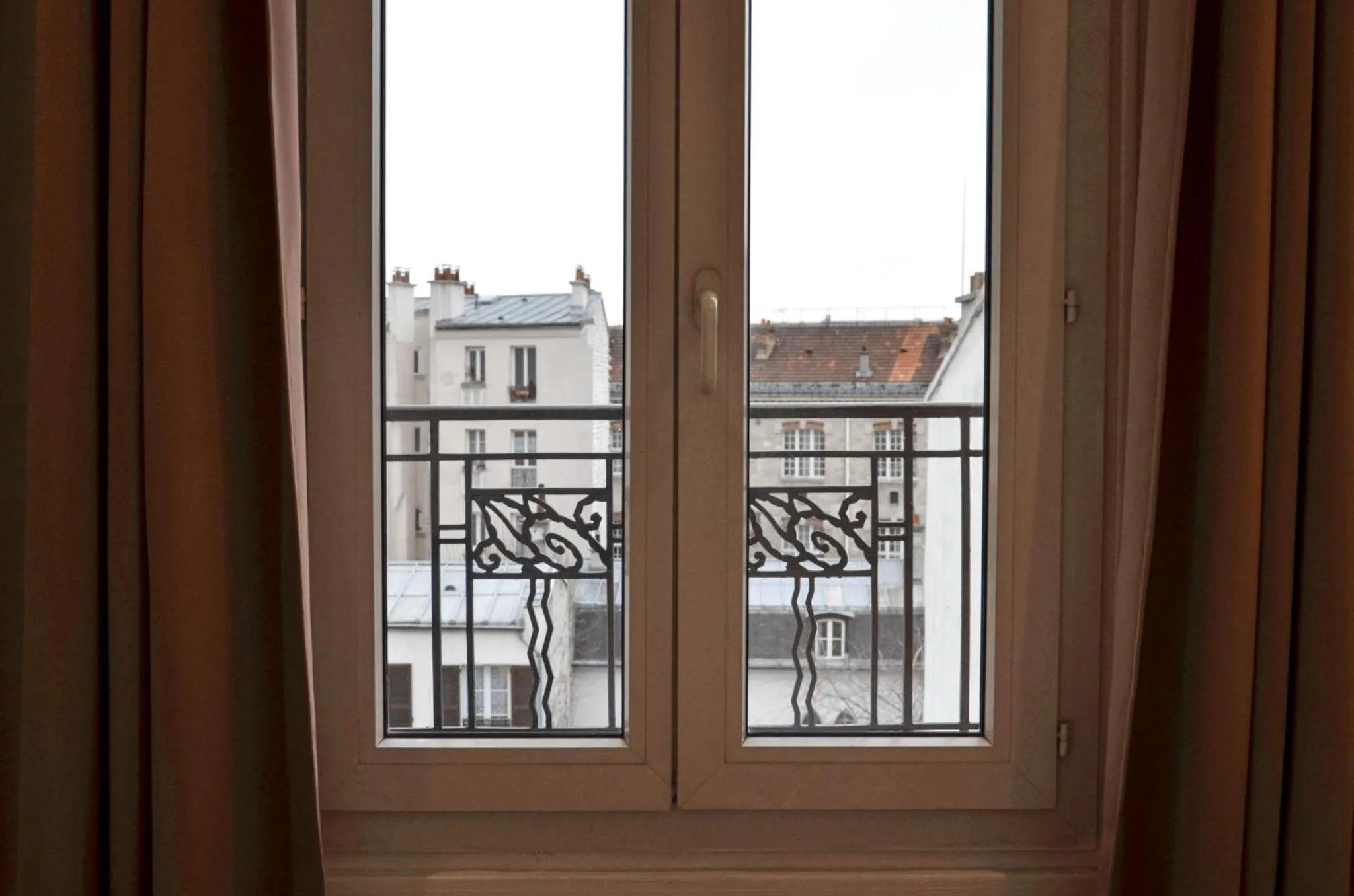 Inner courtyard view in Hôtel De La Perdrix Rouge