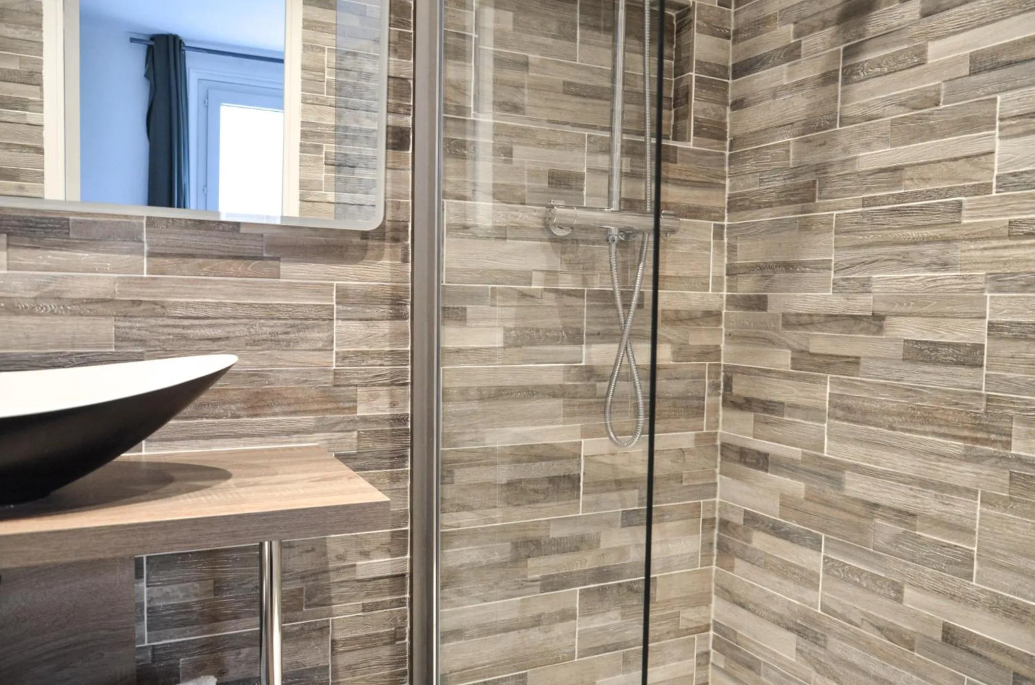 Bathroom in Hôtel De La Perdrix Rouge