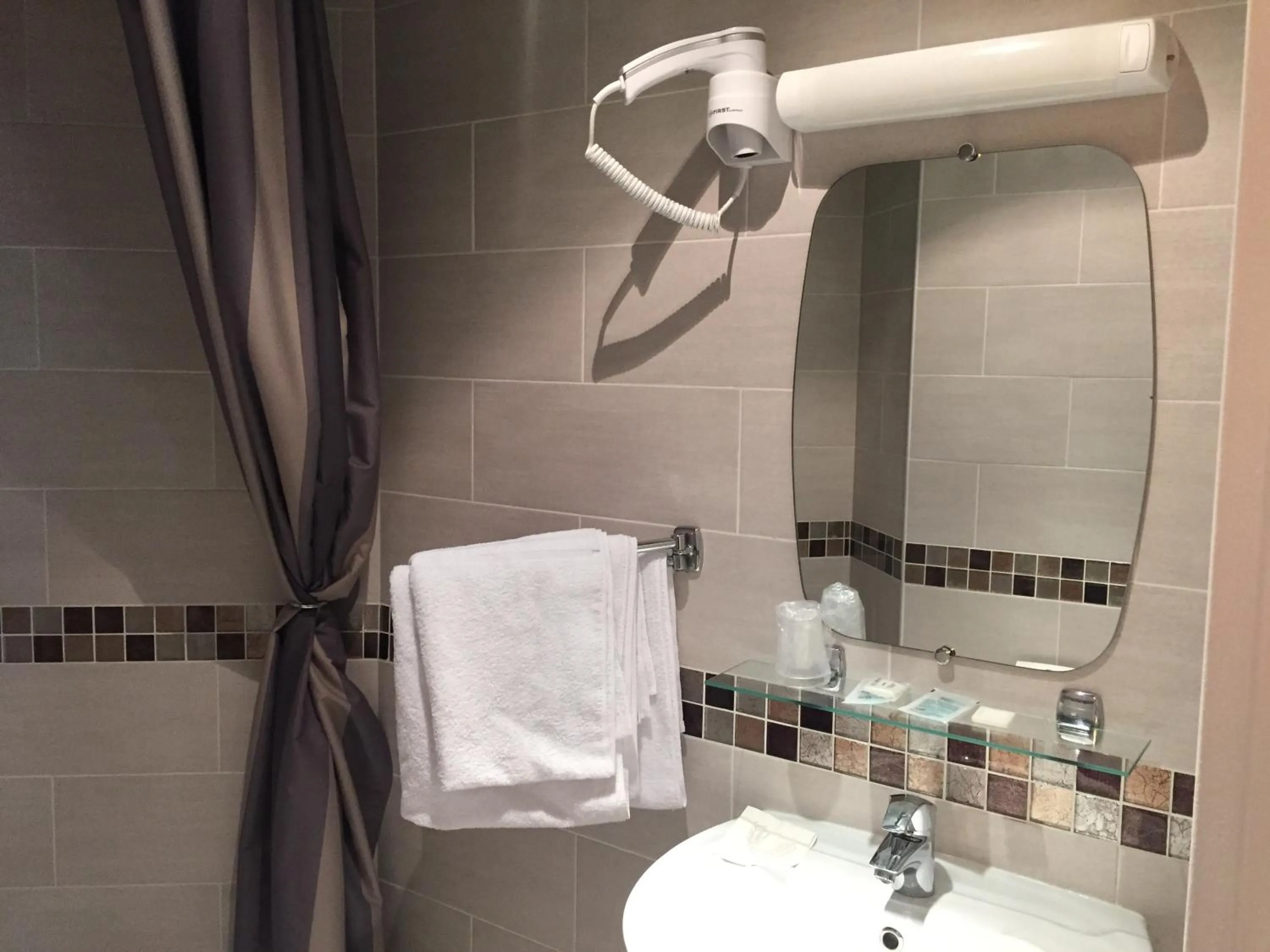 Bathroom in Hôtel De La Perdrix Rouge