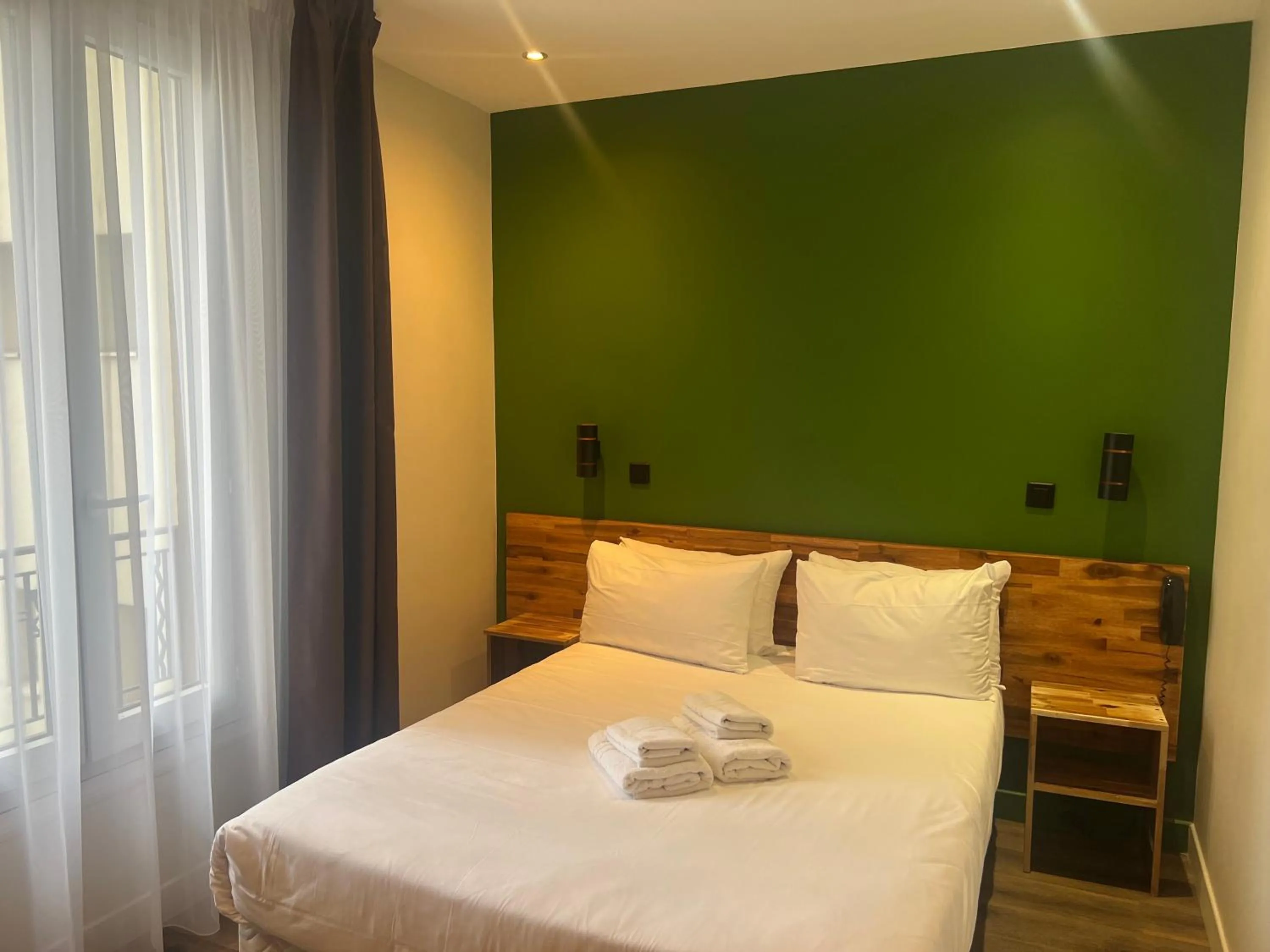 Bed in Hôtel De La Perdrix Rouge