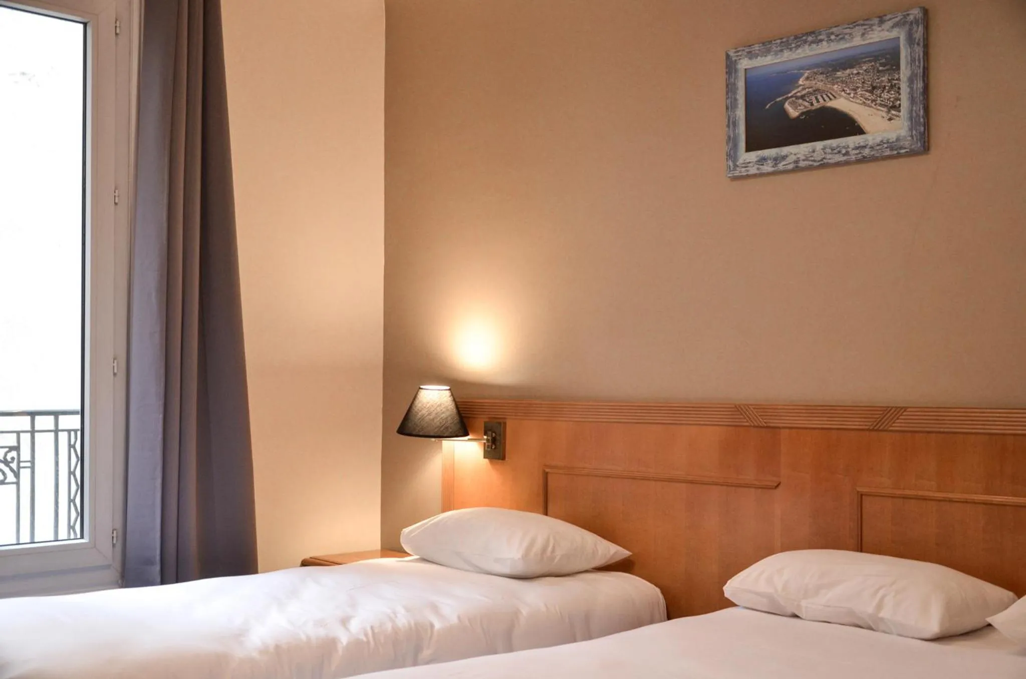 Bedroom, Bed in Hôtel De La Perdrix Rouge