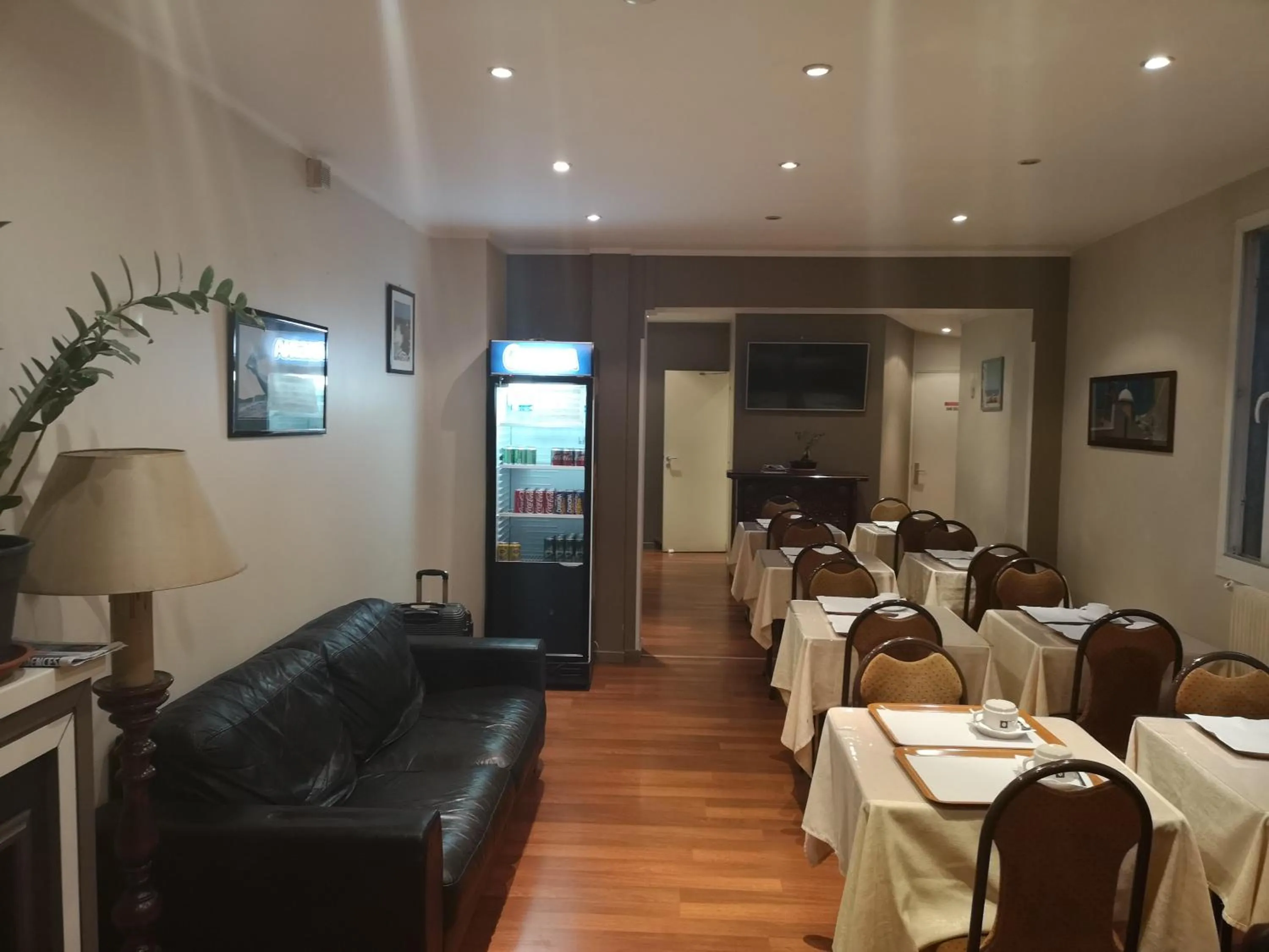 Lounge or bar in Hôtel De La Perdrix Rouge