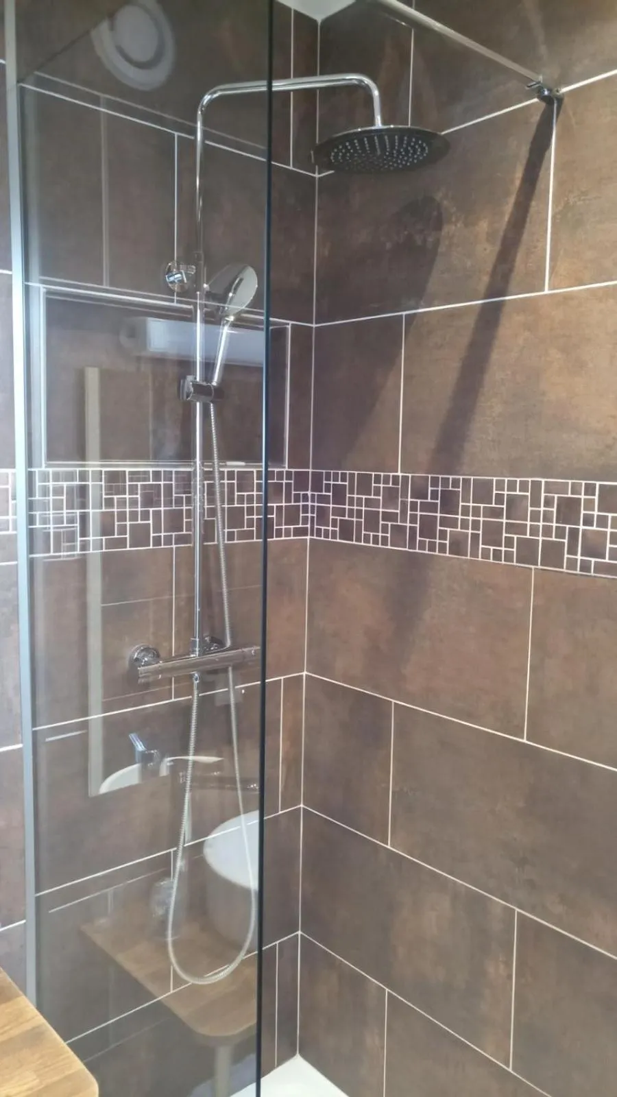 Shower in Hôtel De La Perdrix Rouge