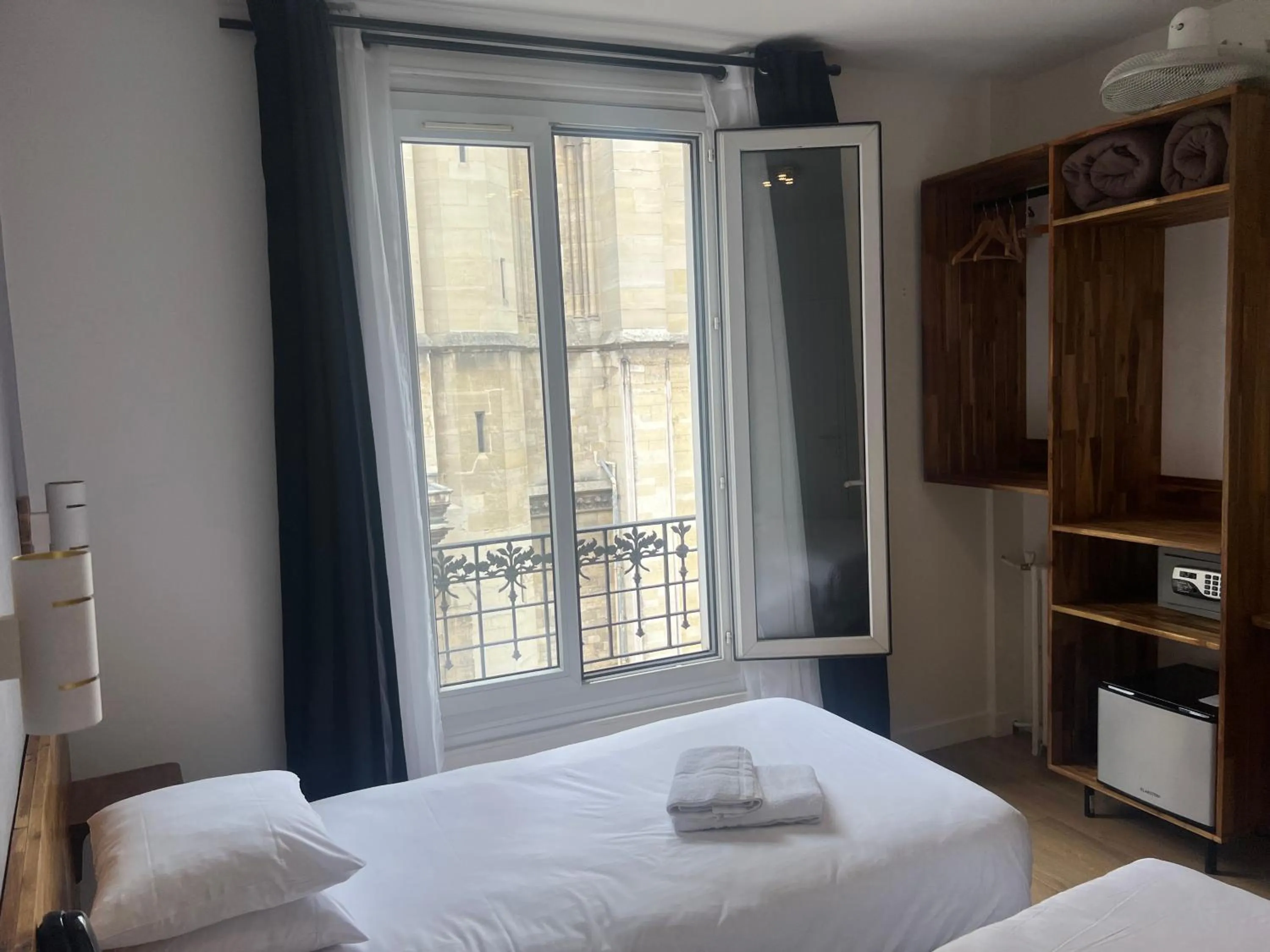 Bed in Hôtel De La Perdrix Rouge