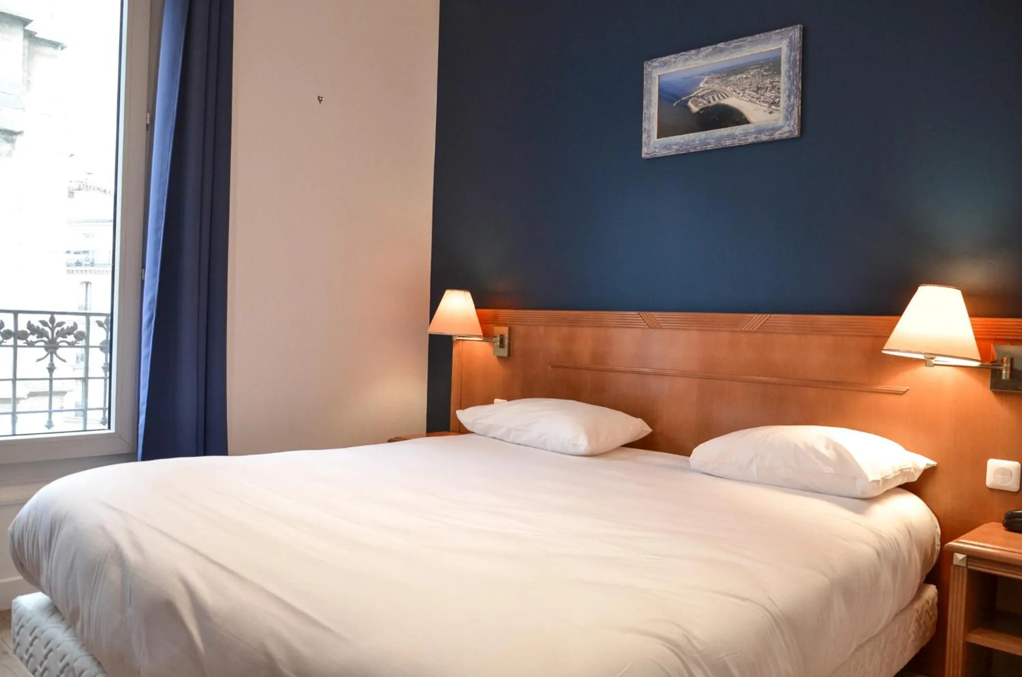 Photo of the whole room, Bed in Hôtel De La Perdrix Rouge