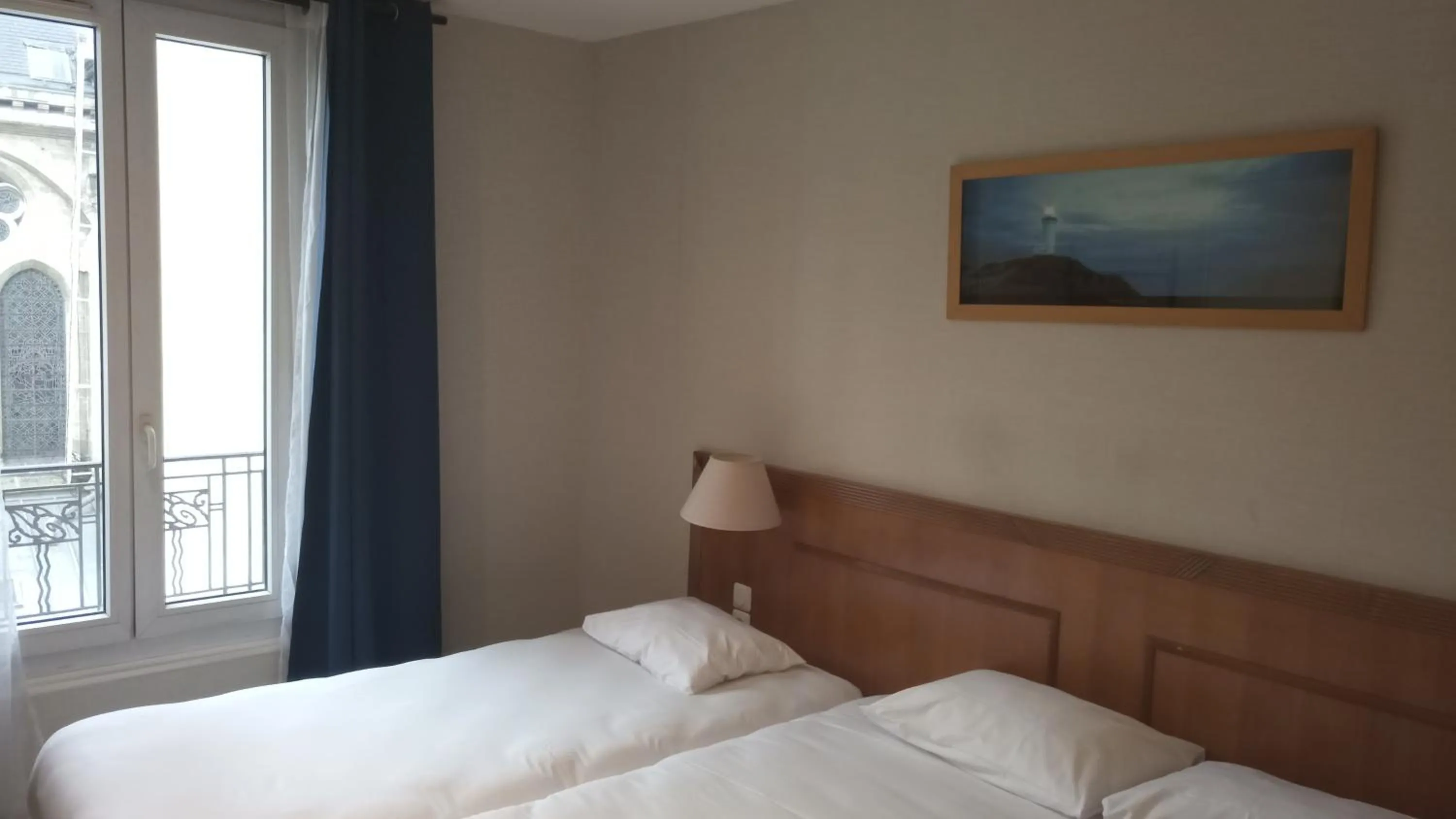 View (from property/room), Bed in Hôtel De La Perdrix Rouge