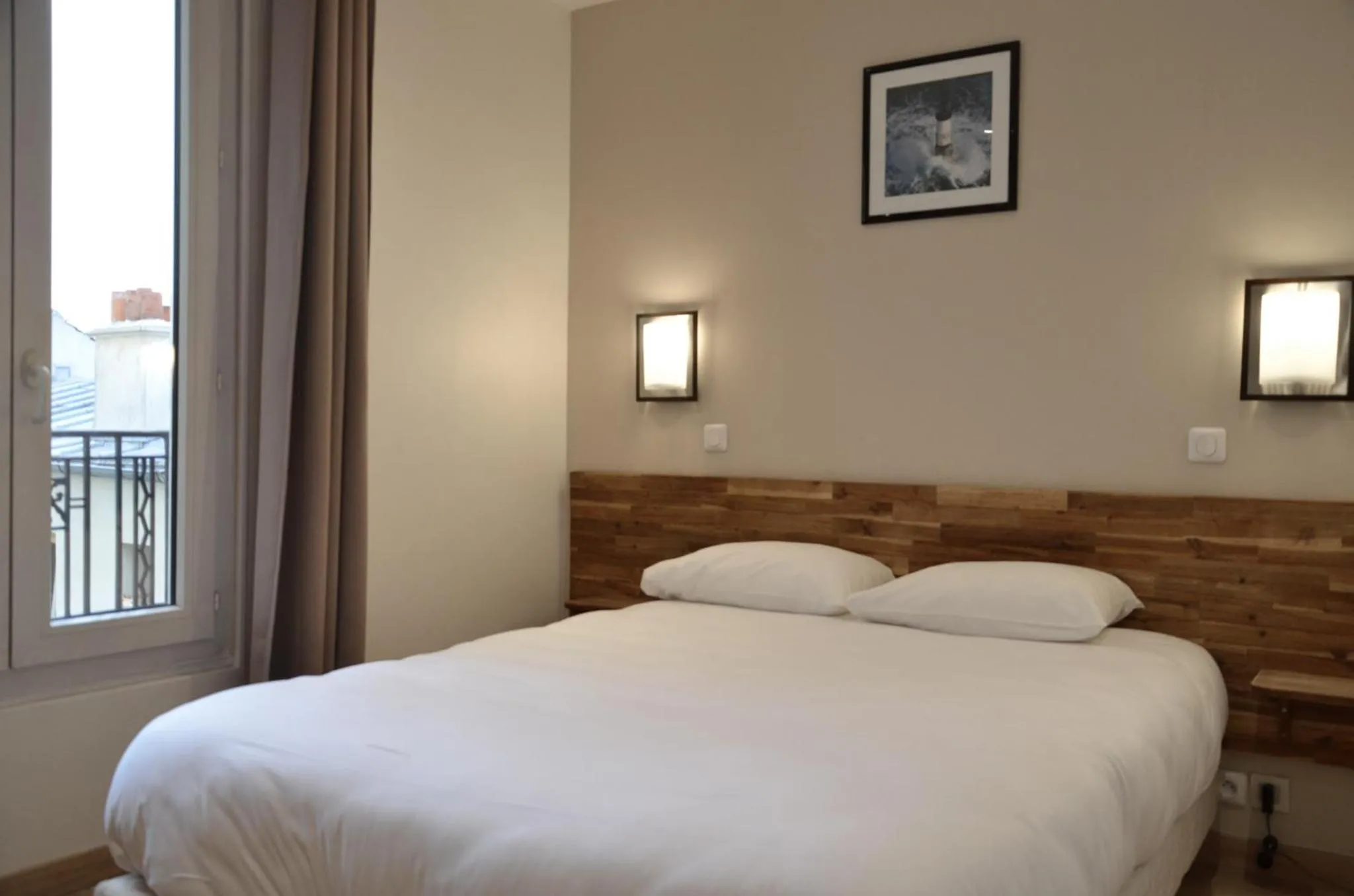 Photo of the whole room, Bed in Hôtel De La Perdrix Rouge