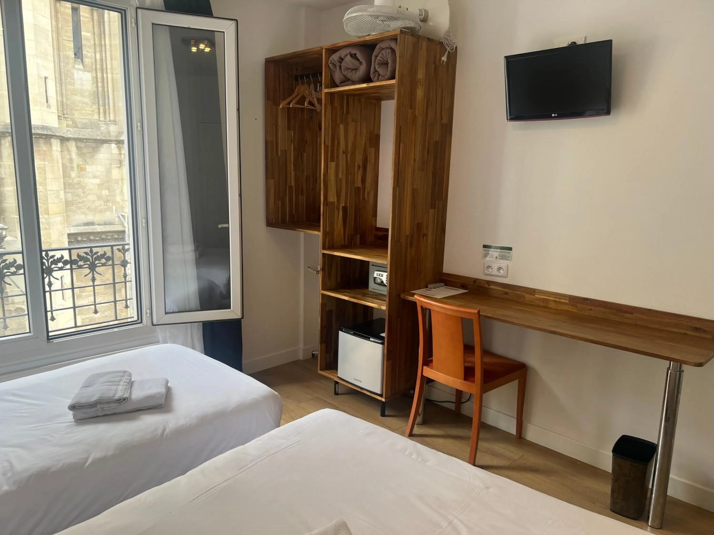 Bed in Hôtel De La Perdrix Rouge