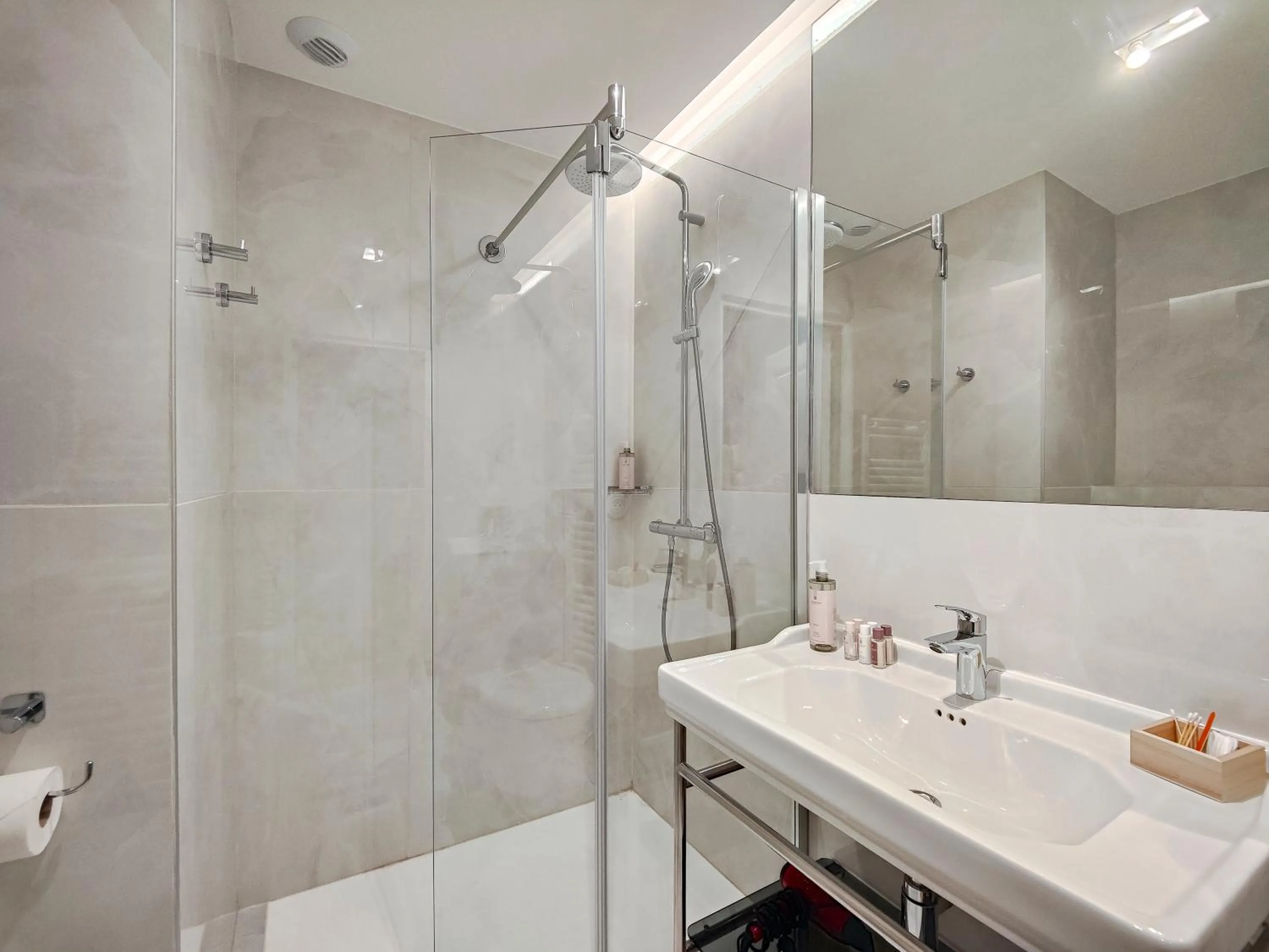 Bathroom in Hotel Aparthotel AMMI Nice Lafayette