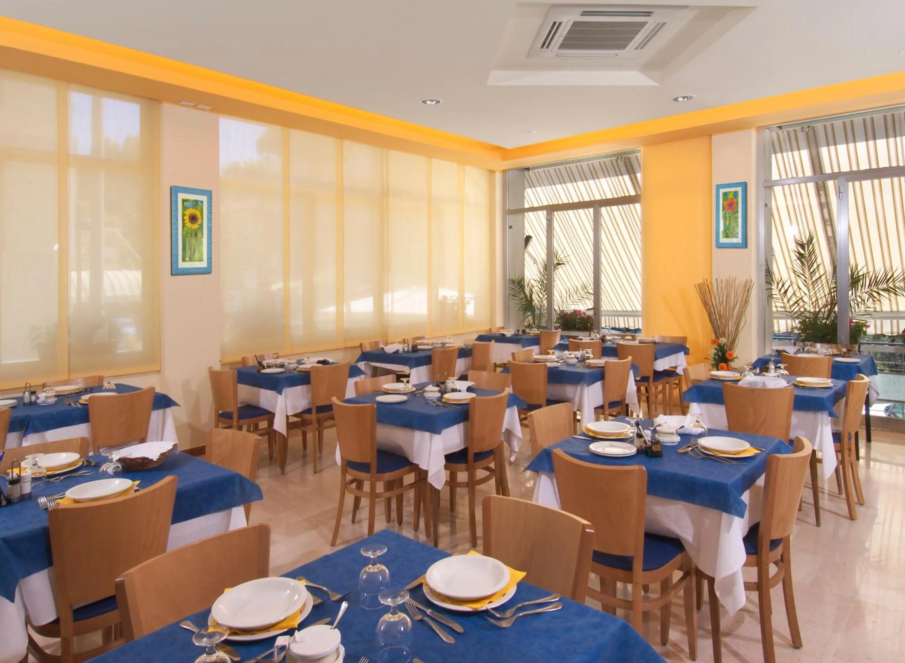 Restaurant/places to eat in Hotel caesar