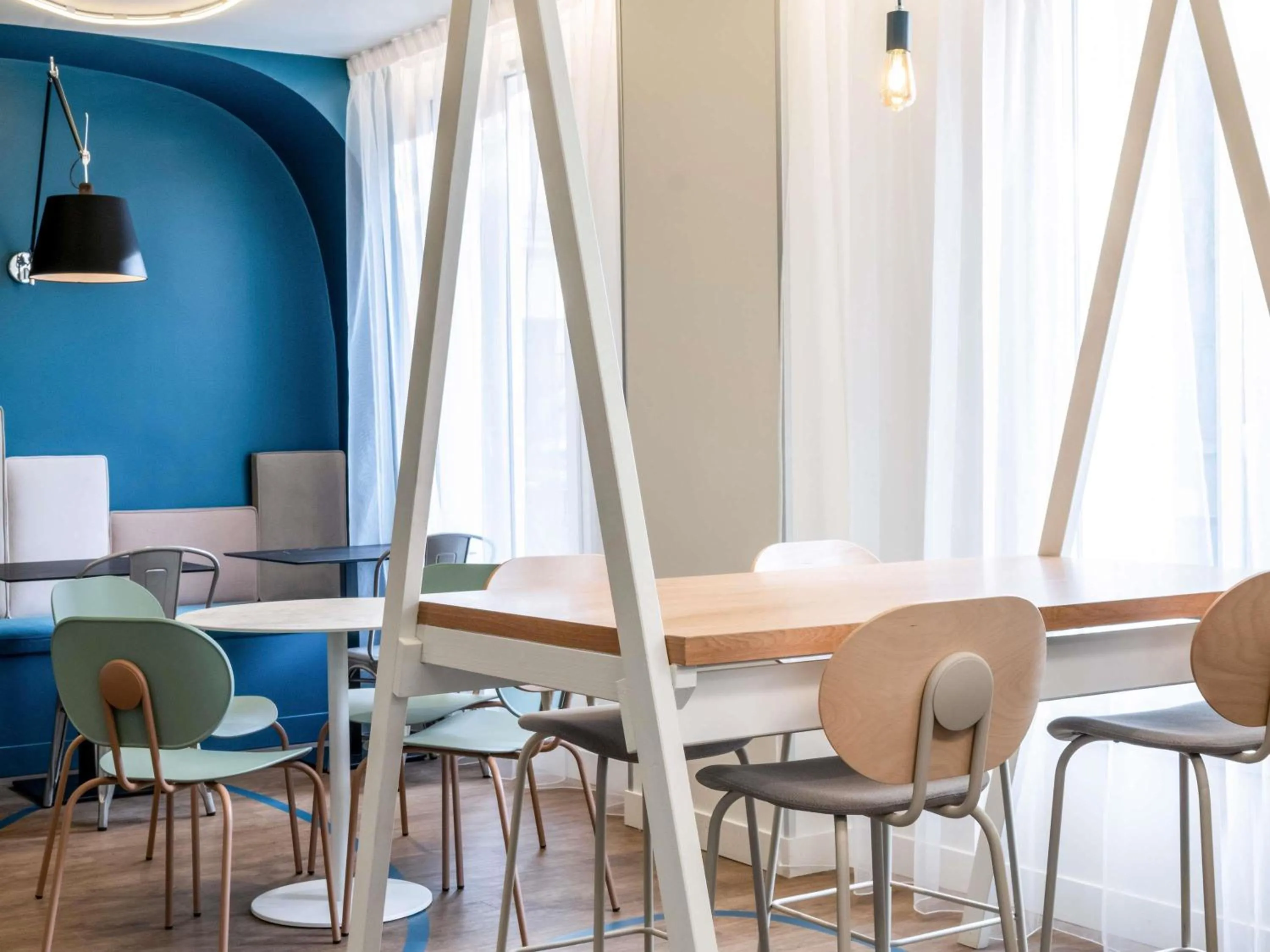 Lounge or bar in ibis Styles Asnieres Centre