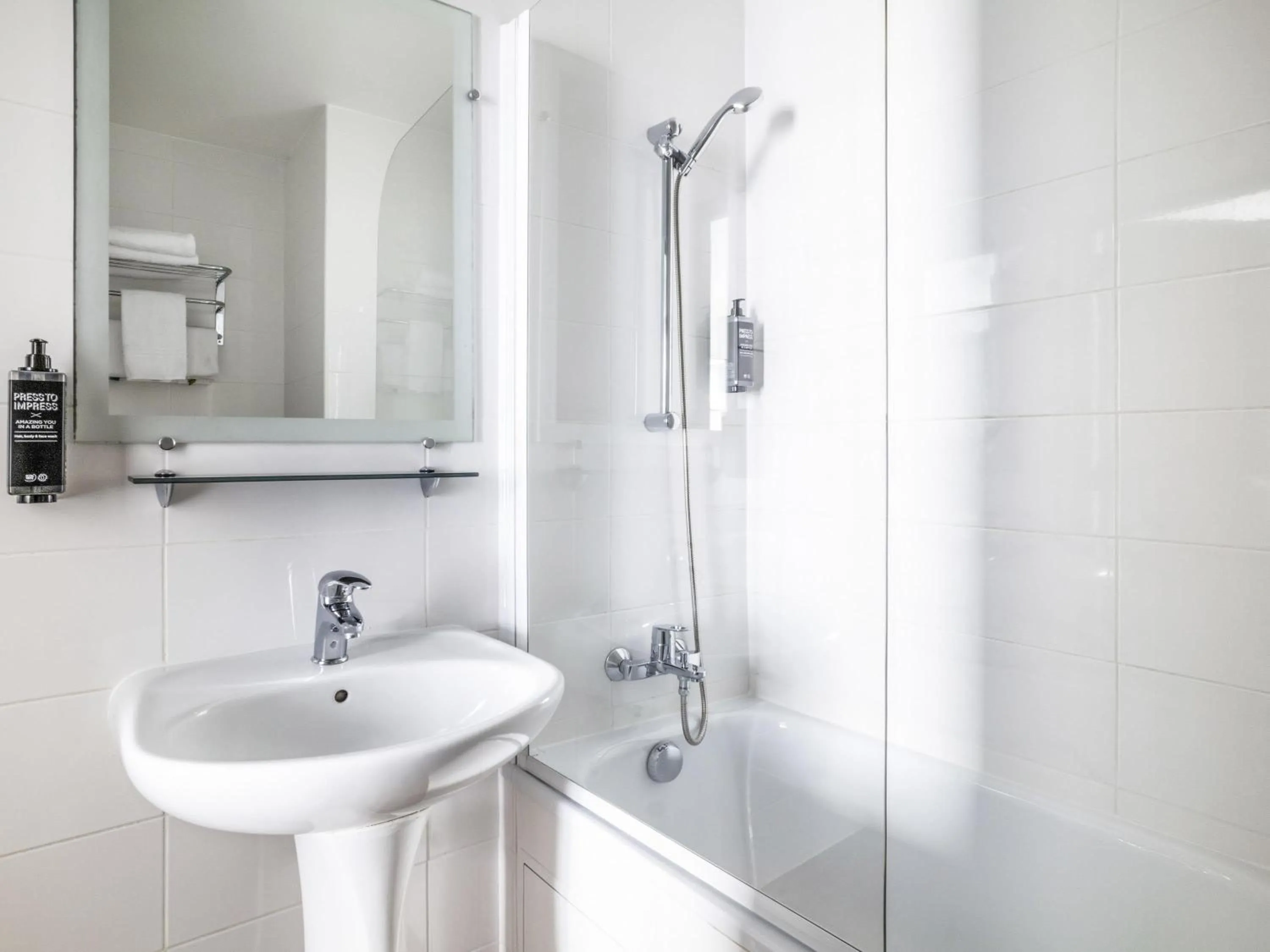 Bedroom in ibis Styles Asnieres Centre