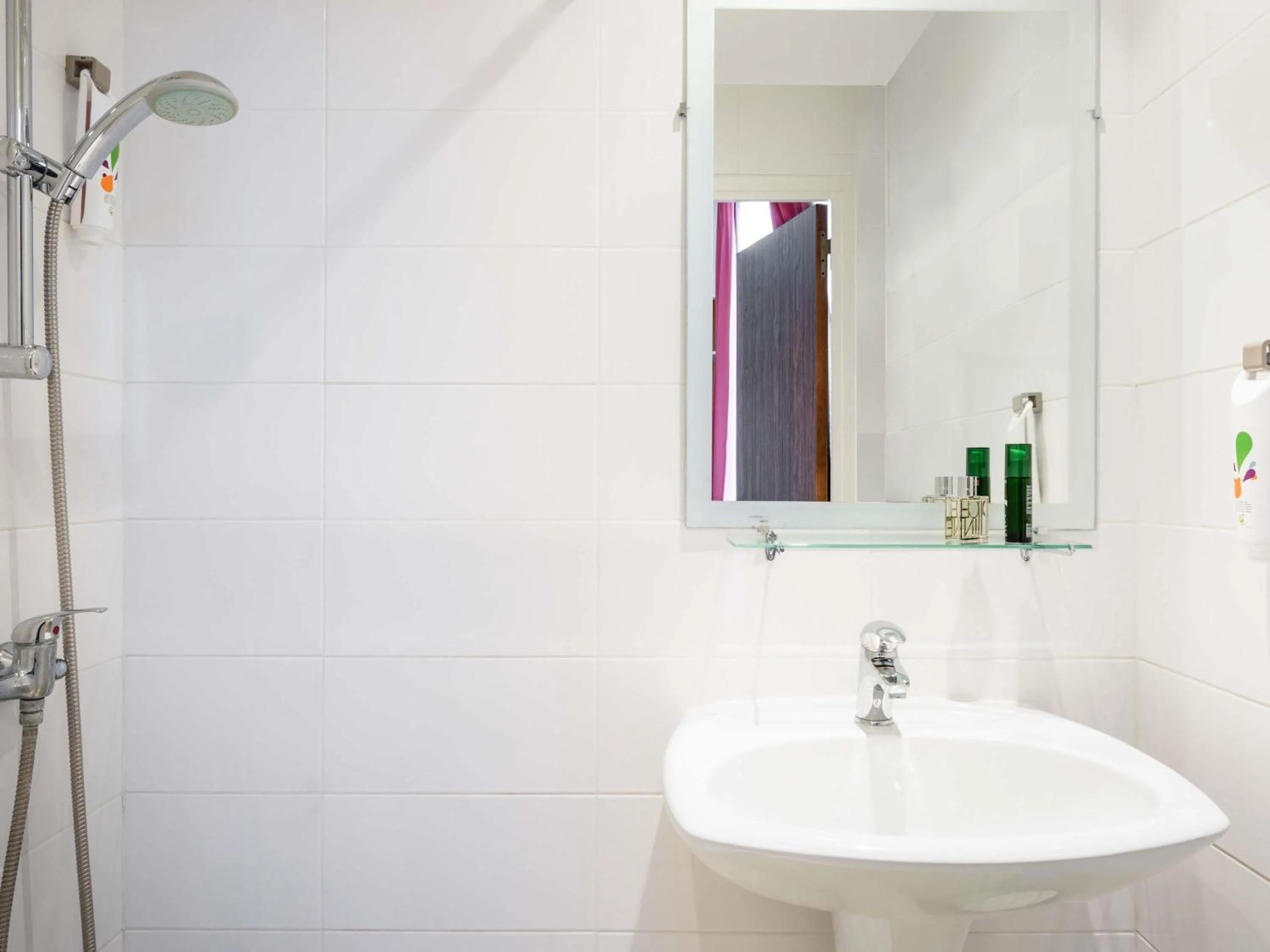 Bedroom in ibis Styles Asnieres Centre