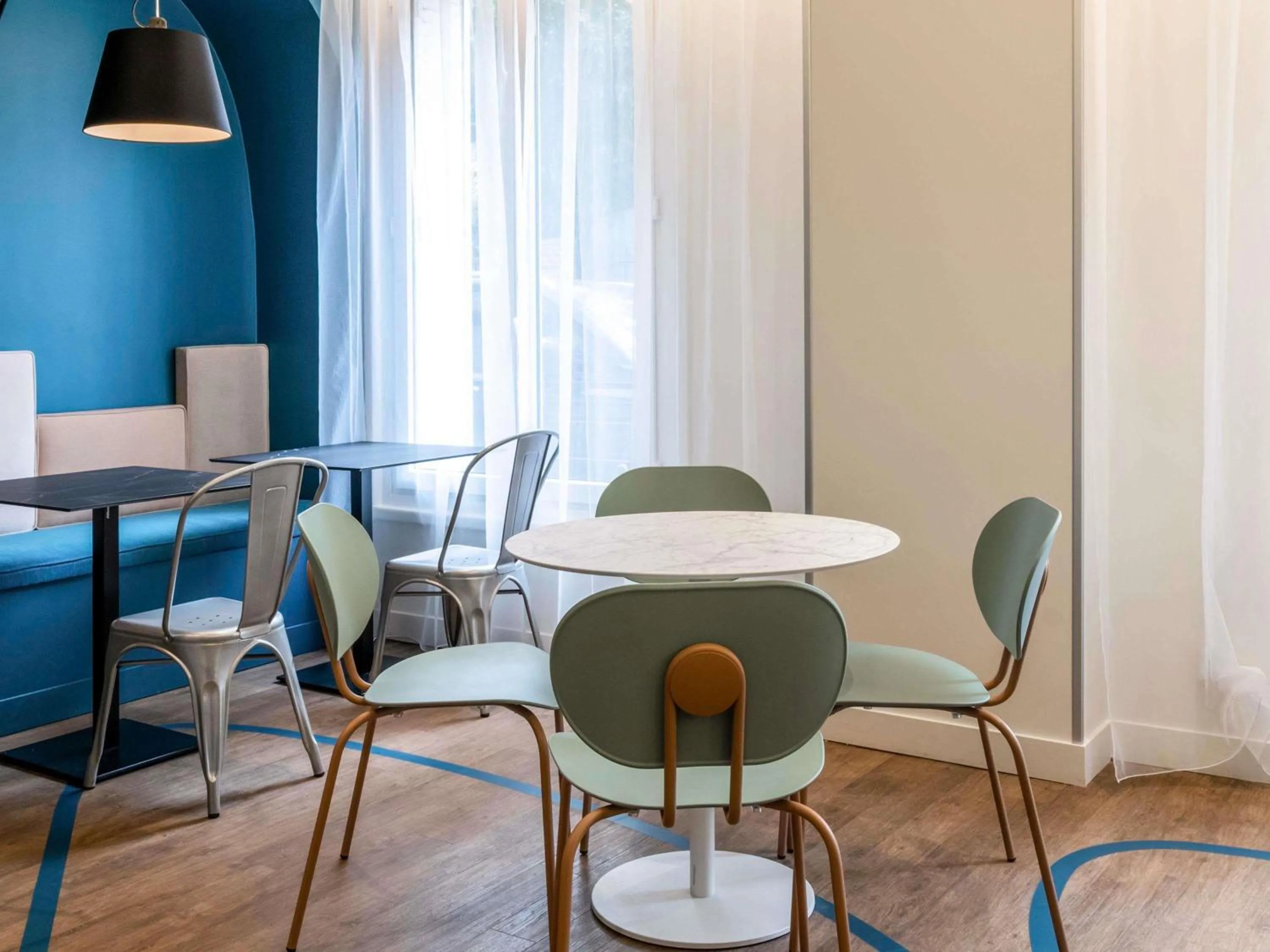 Lounge or bar in ibis Styles Asnieres Centre