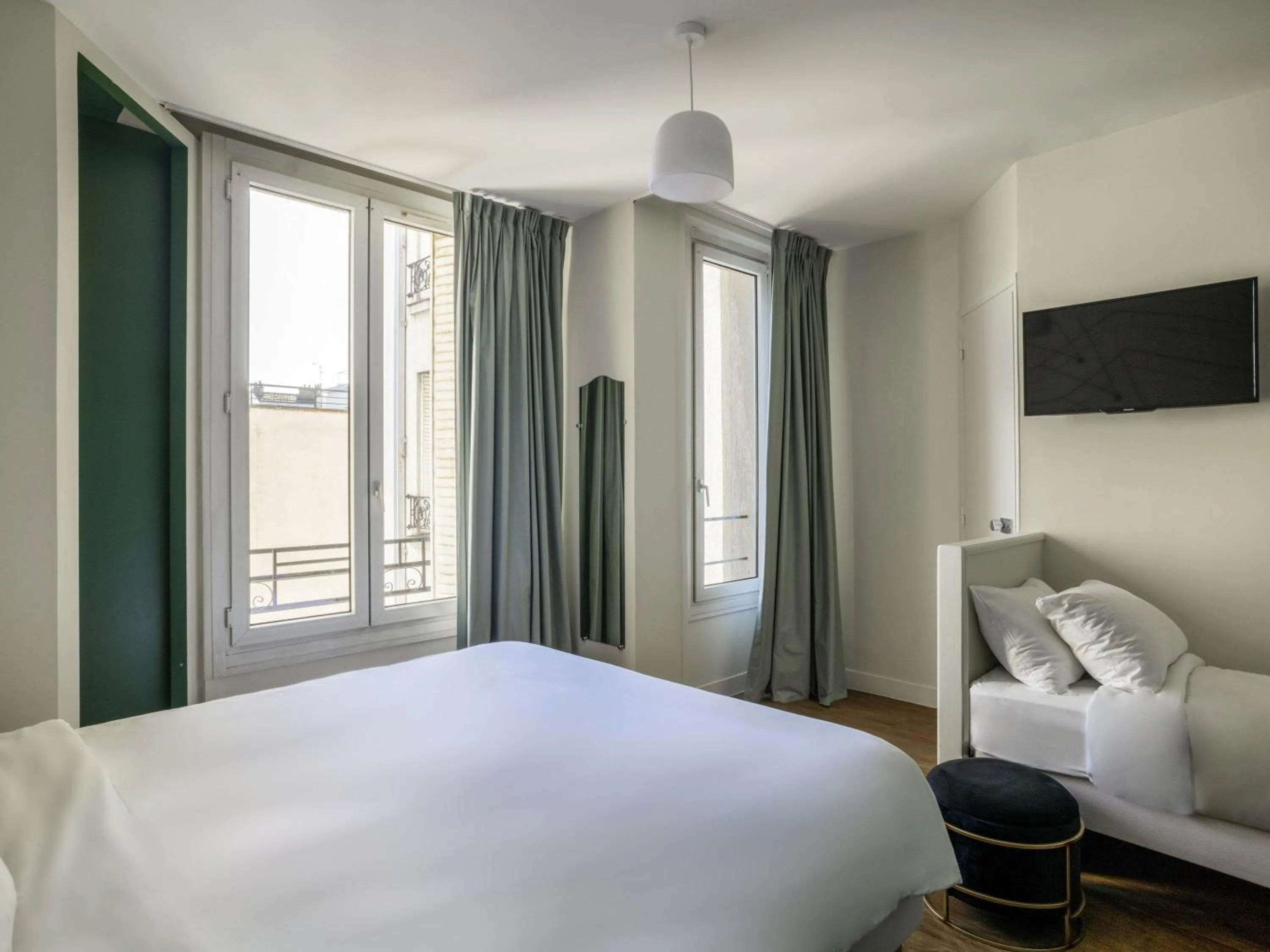 Bedroom, Bed in ibis Styles Asnieres Centre